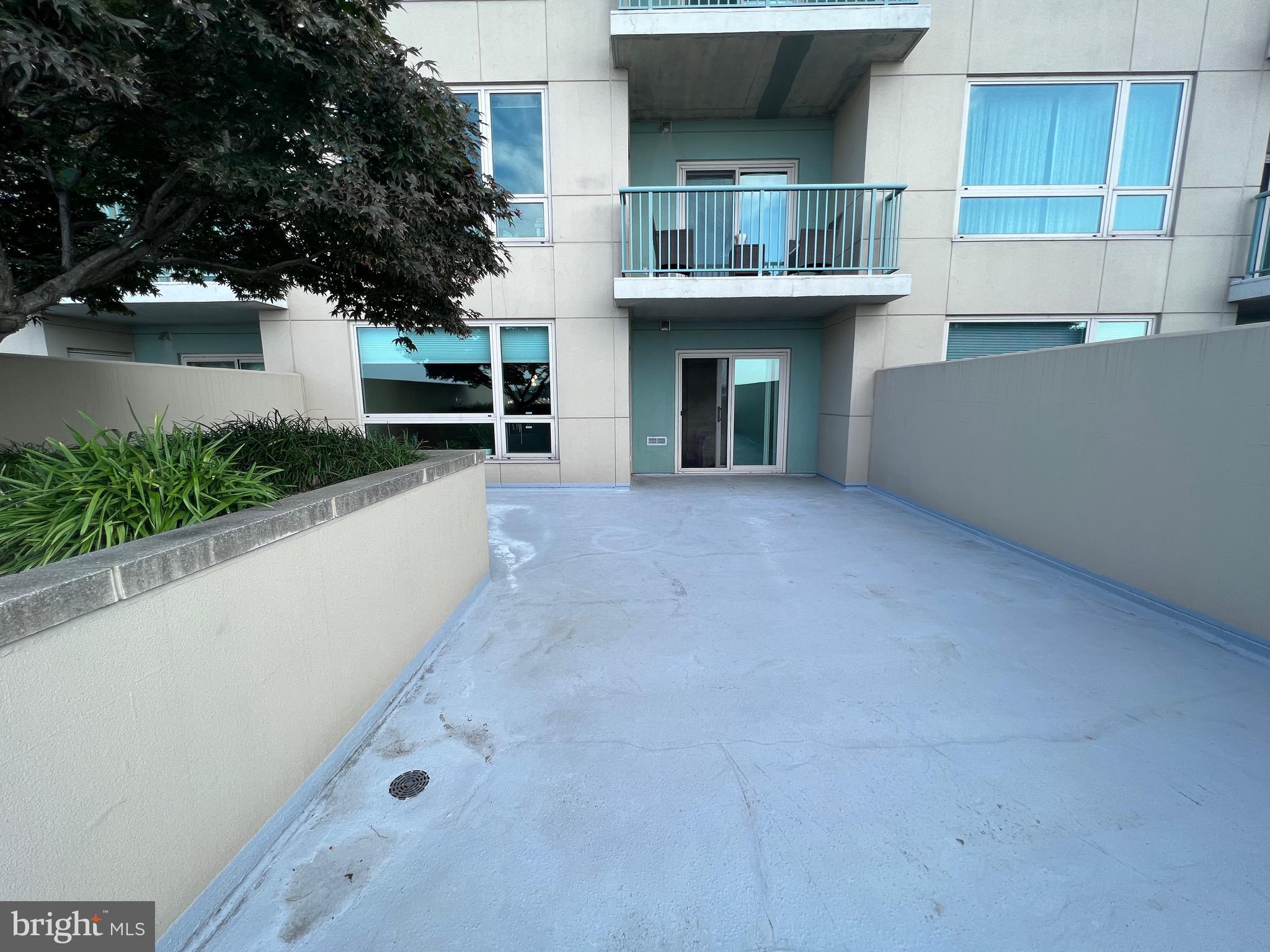 QUEEN VILLAGE - Residential