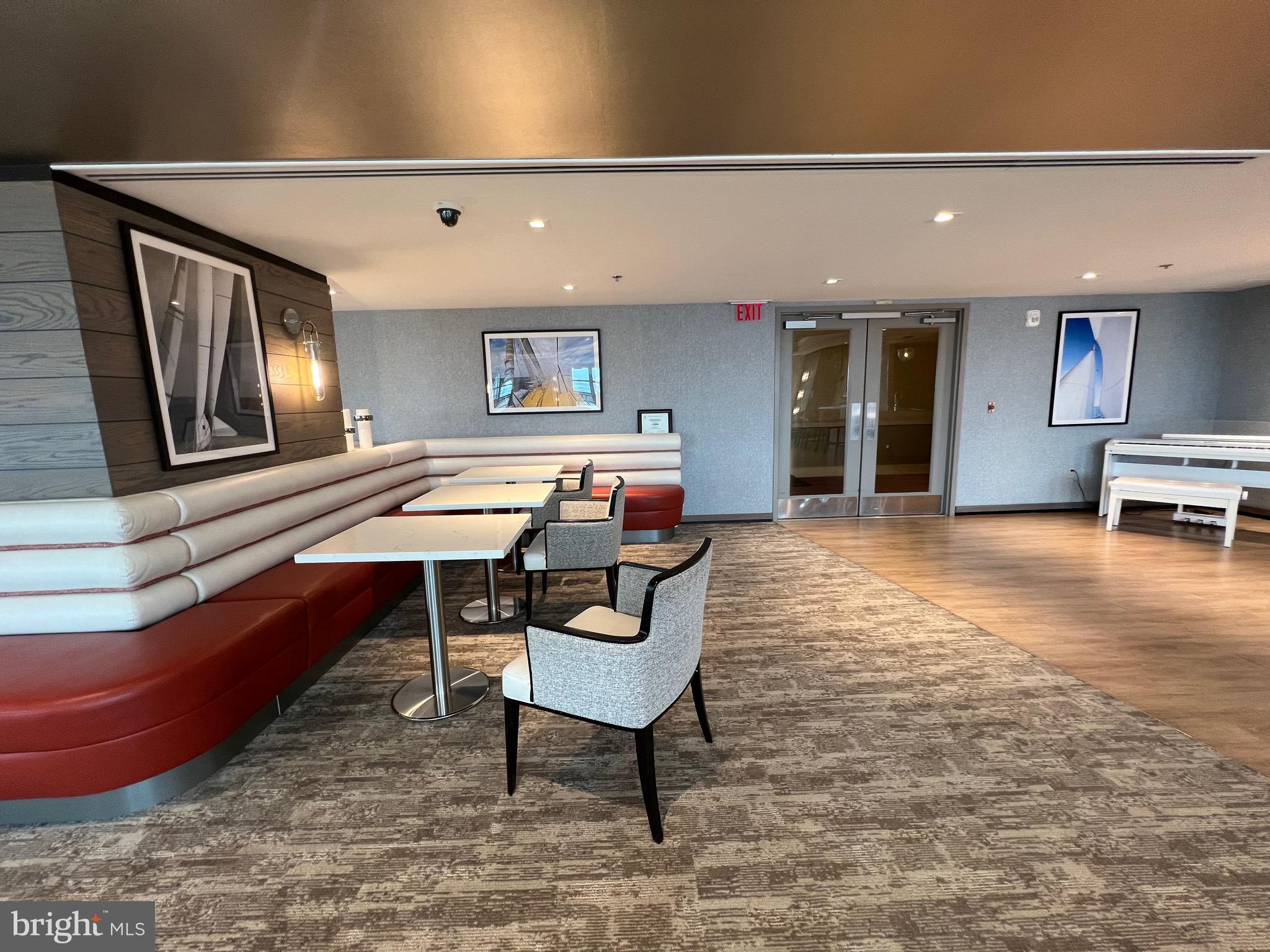 QUEEN VILLAGE - Residential