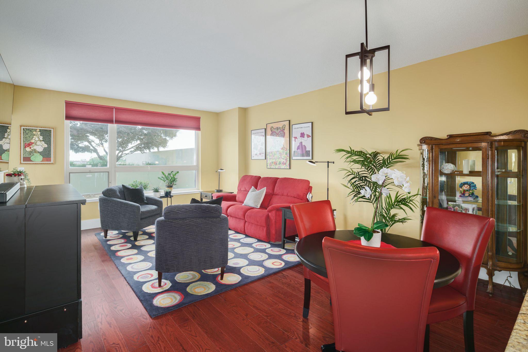 QUEEN VILLAGE - Residential