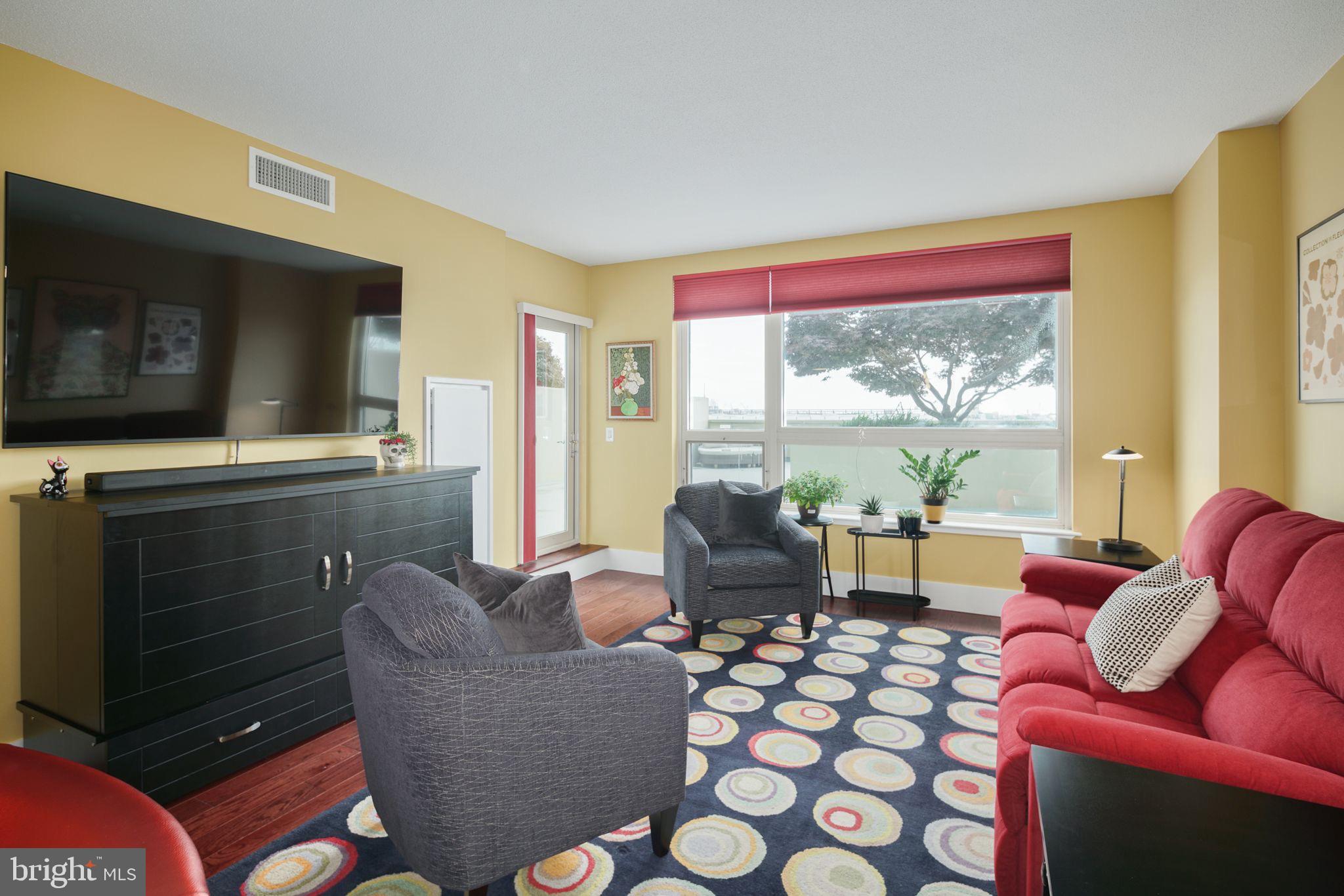 QUEEN VILLAGE - Residential