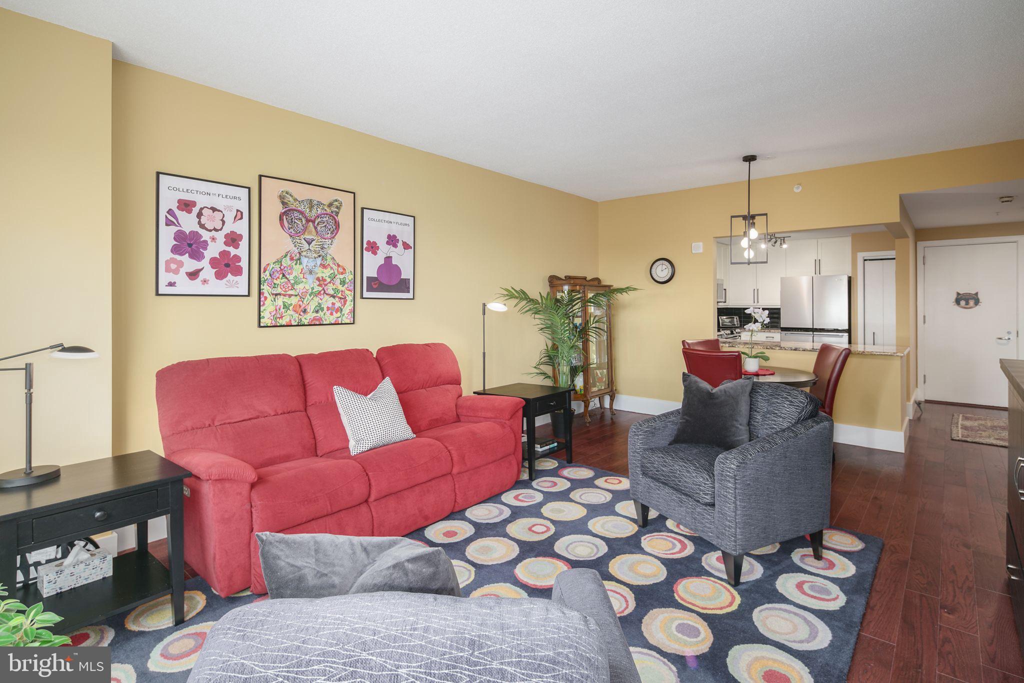 QUEEN VILLAGE - Residential