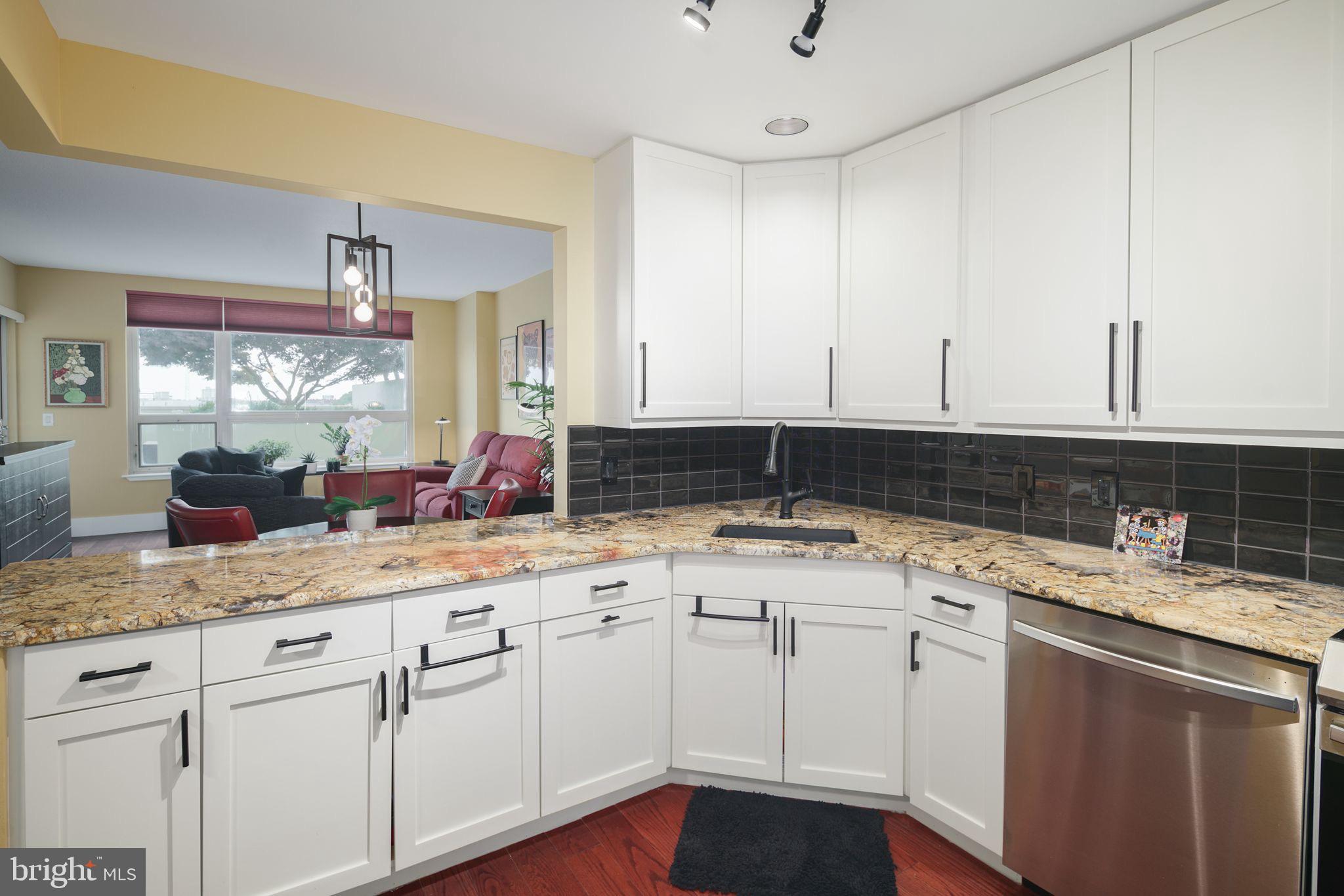 QUEEN VILLAGE - Residential