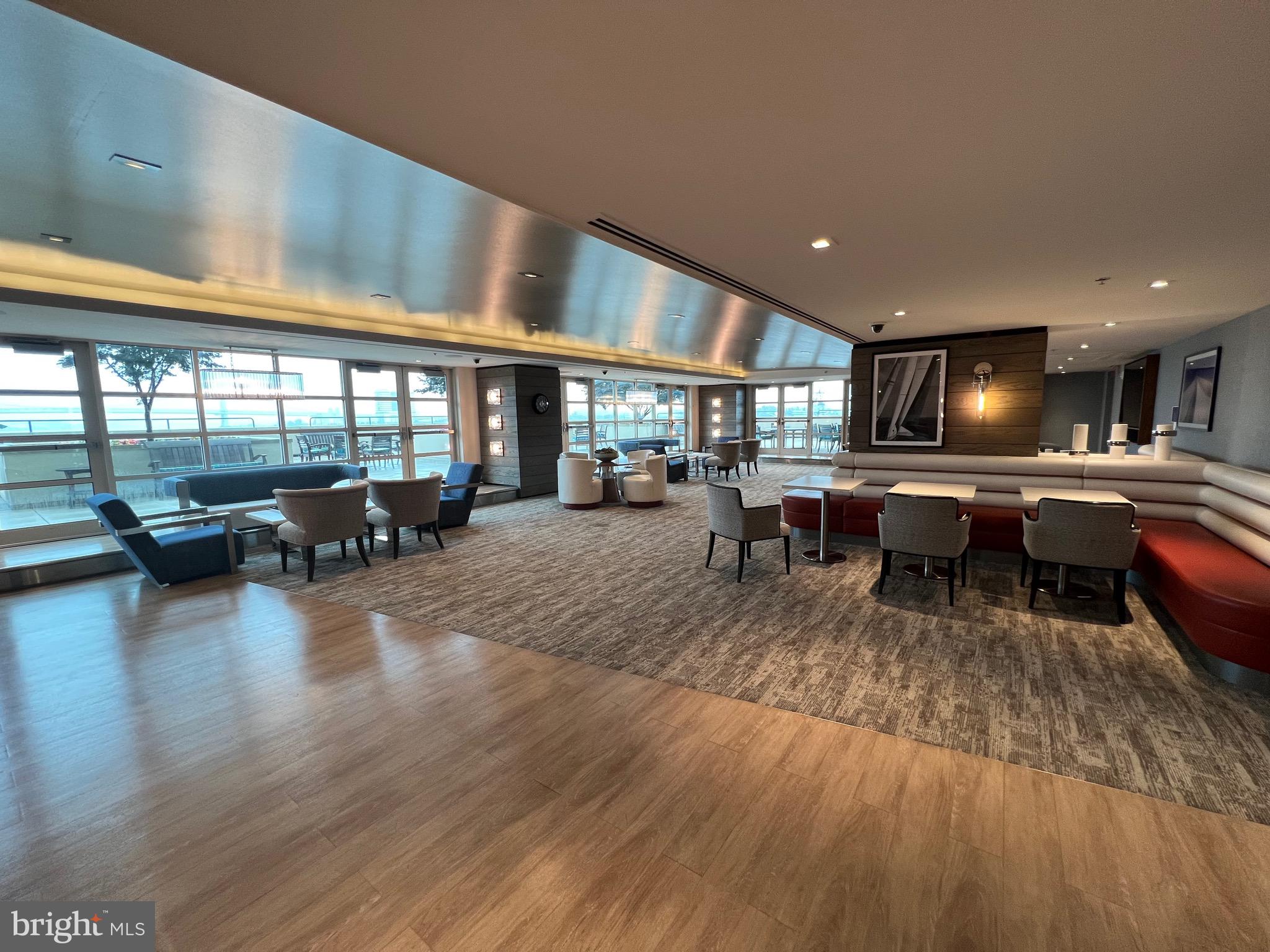 QUEEN VILLAGE - Residential