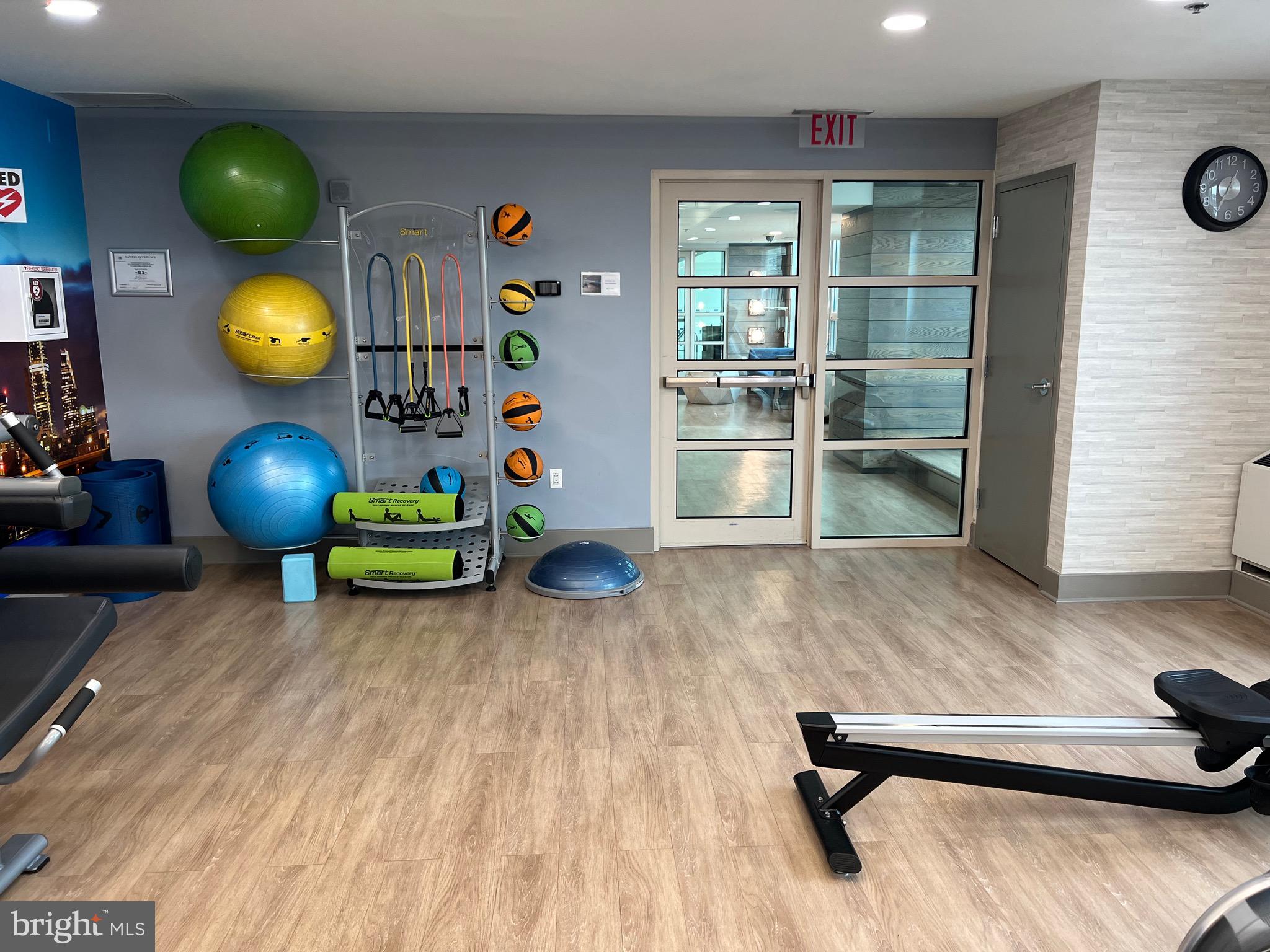 QUEEN VILLAGE - Residential