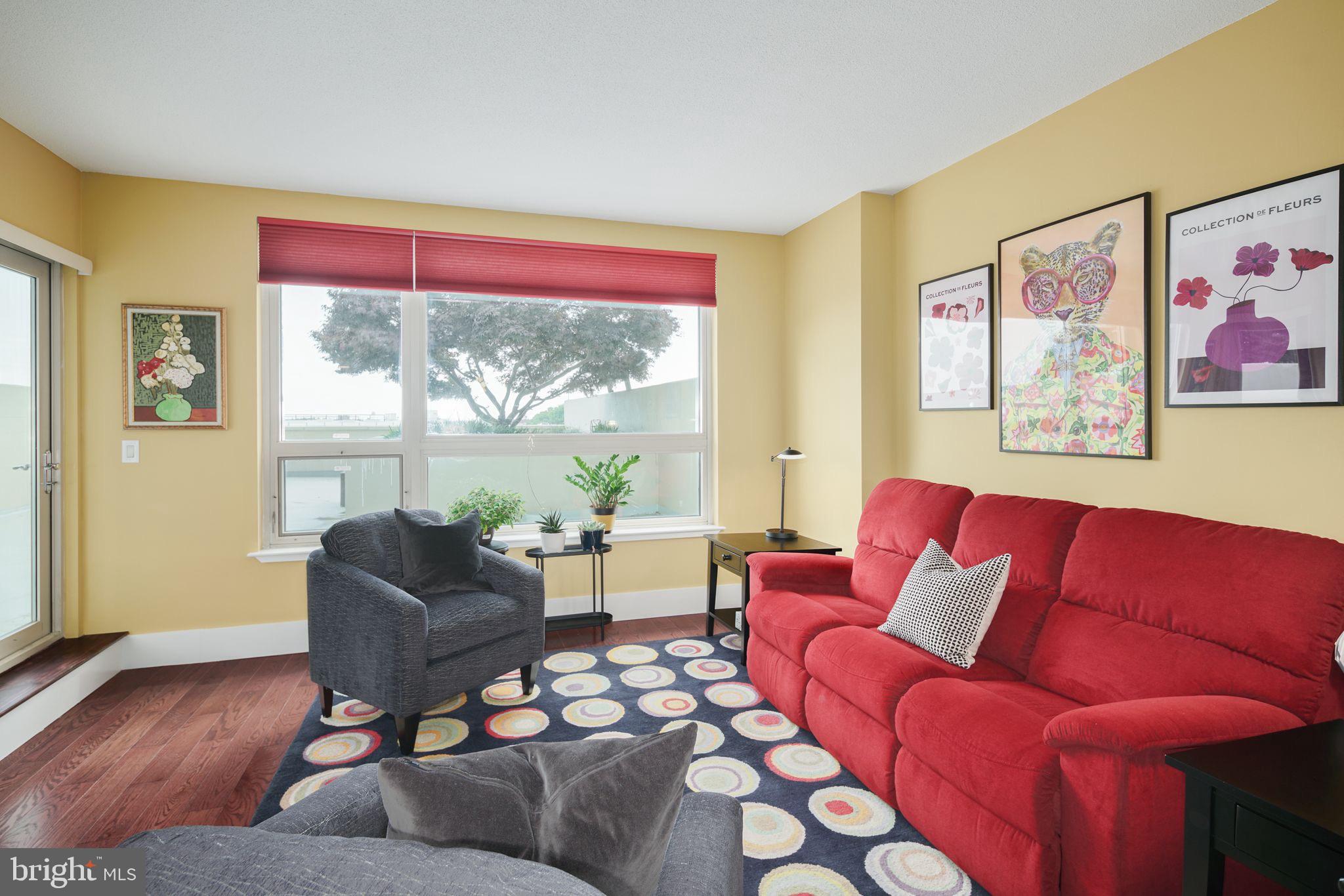 QUEEN VILLAGE - Residential