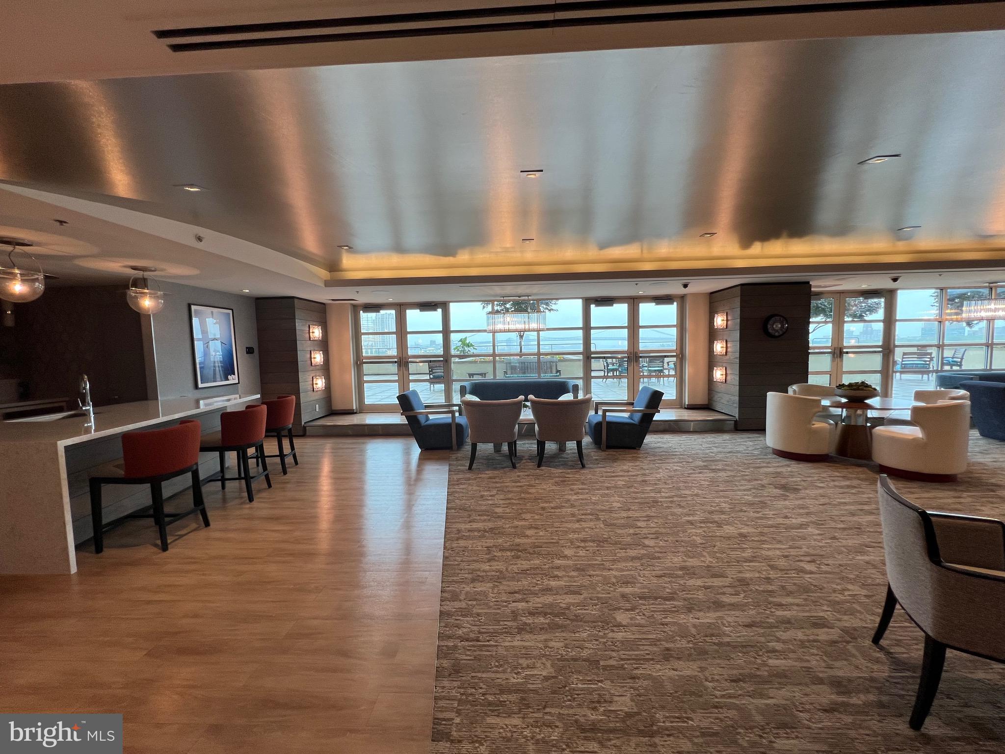 QUEEN VILLAGE - Residential