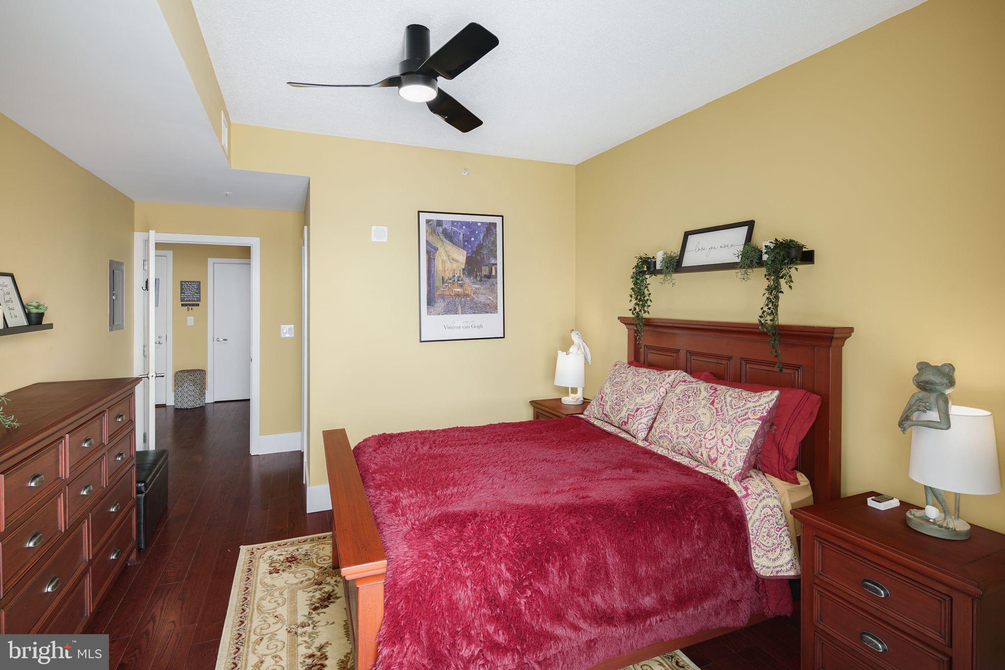 QUEEN VILLAGE - Residential