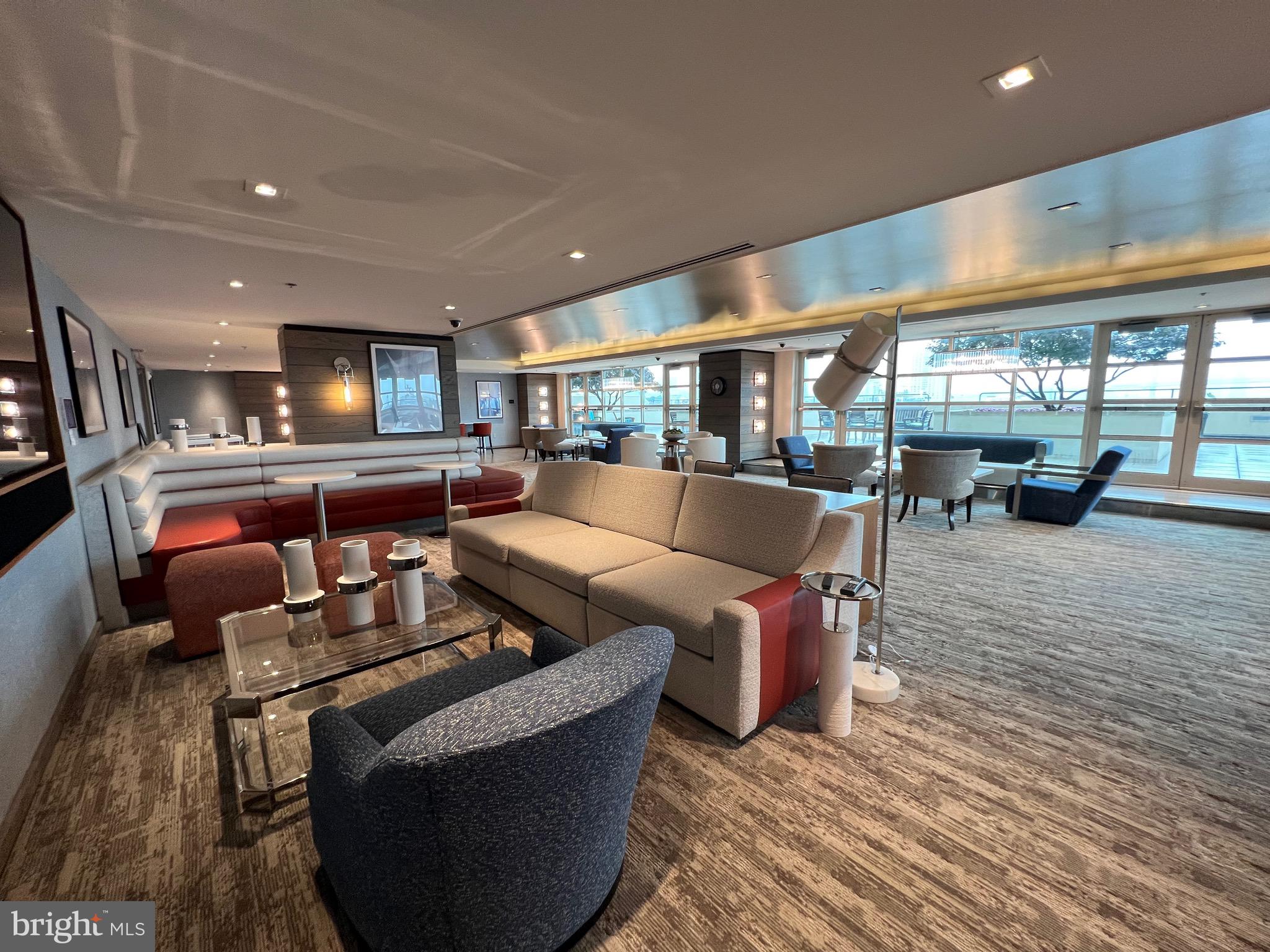 QUEEN VILLAGE - Residential