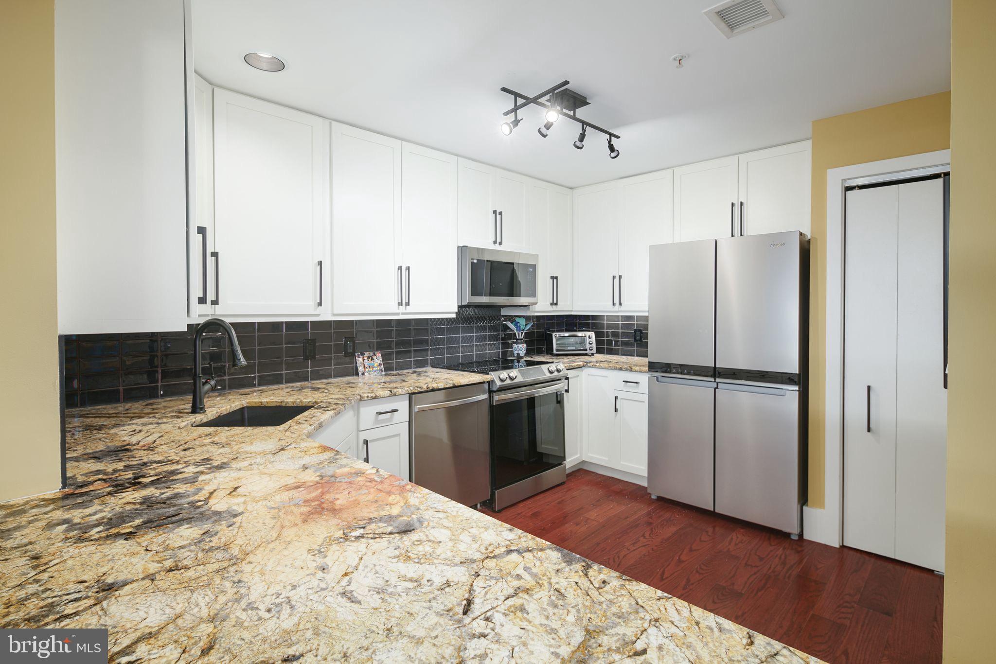 QUEEN VILLAGE - Residential