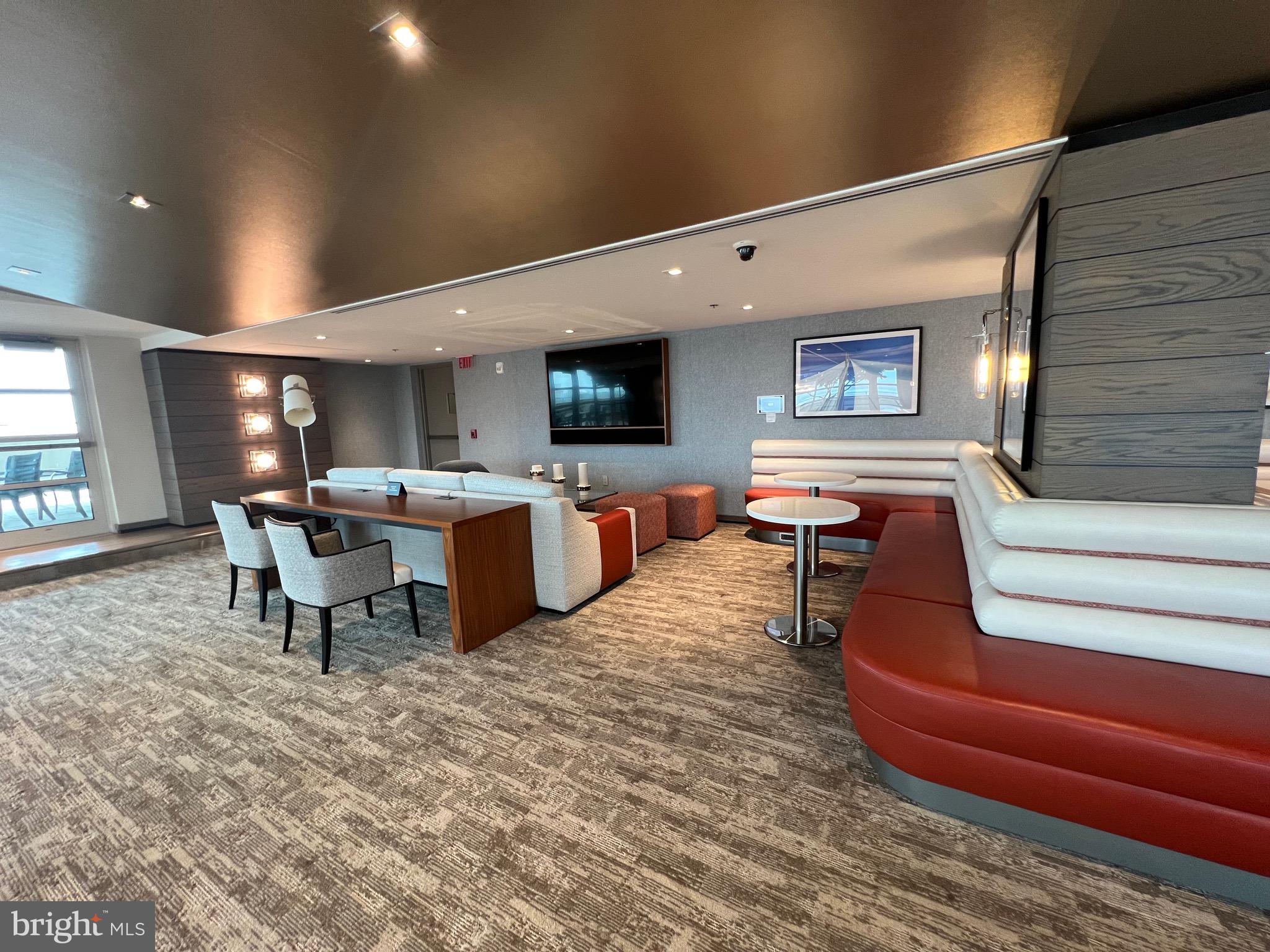 QUEEN VILLAGE - Residential