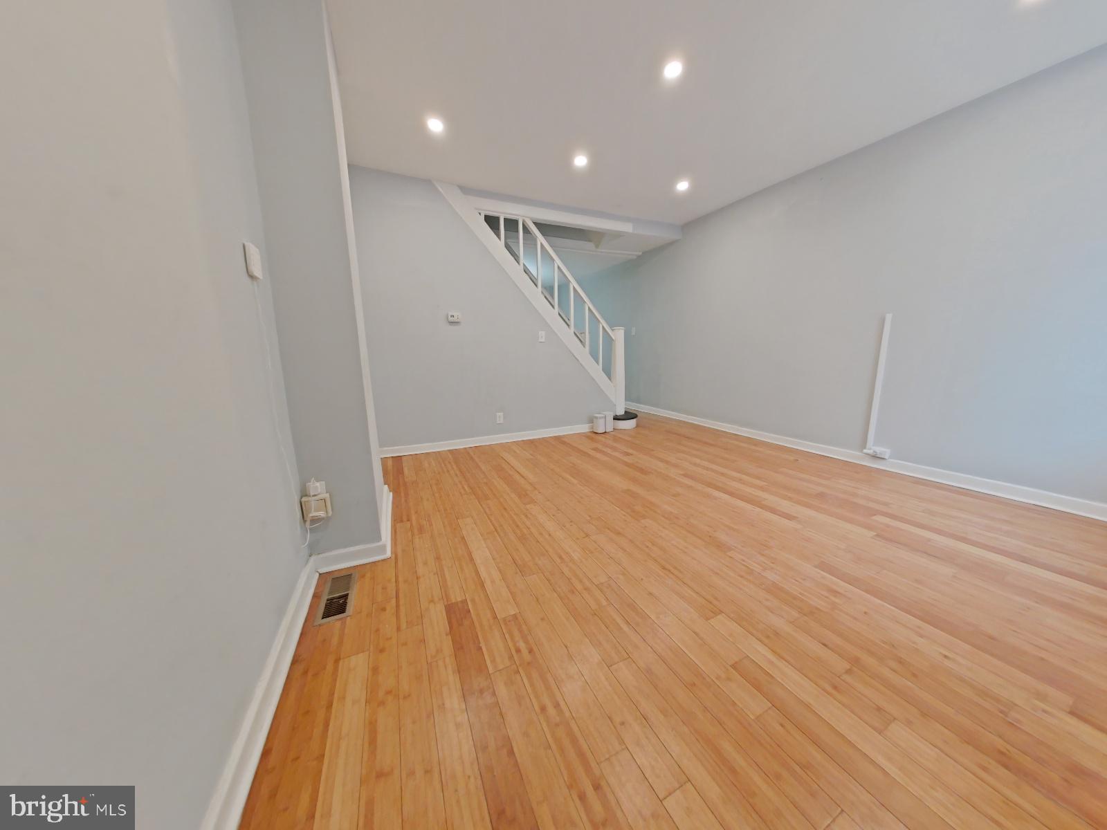 EAST KENSINGTON - Residential