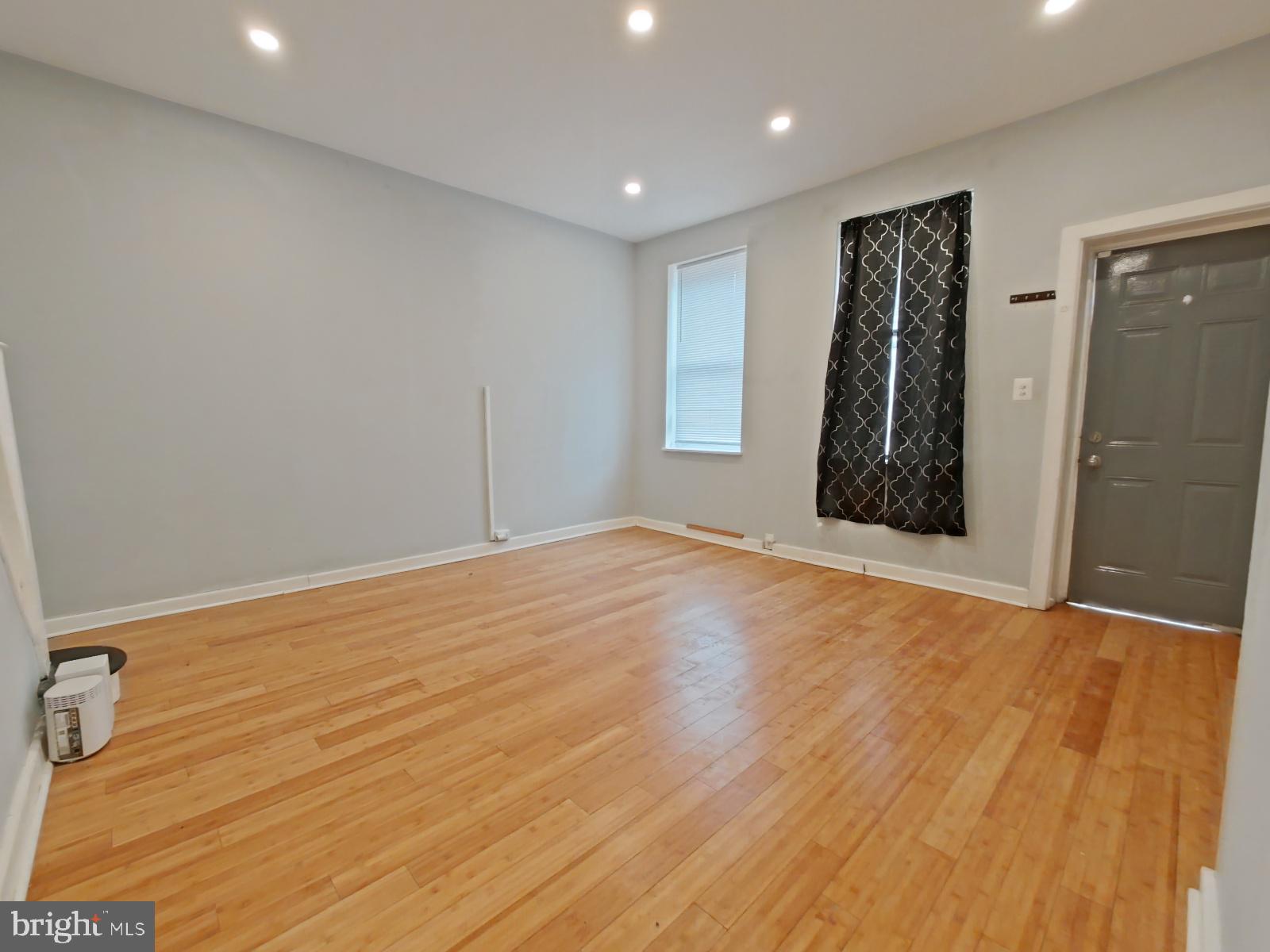 EAST KENSINGTON - Residential