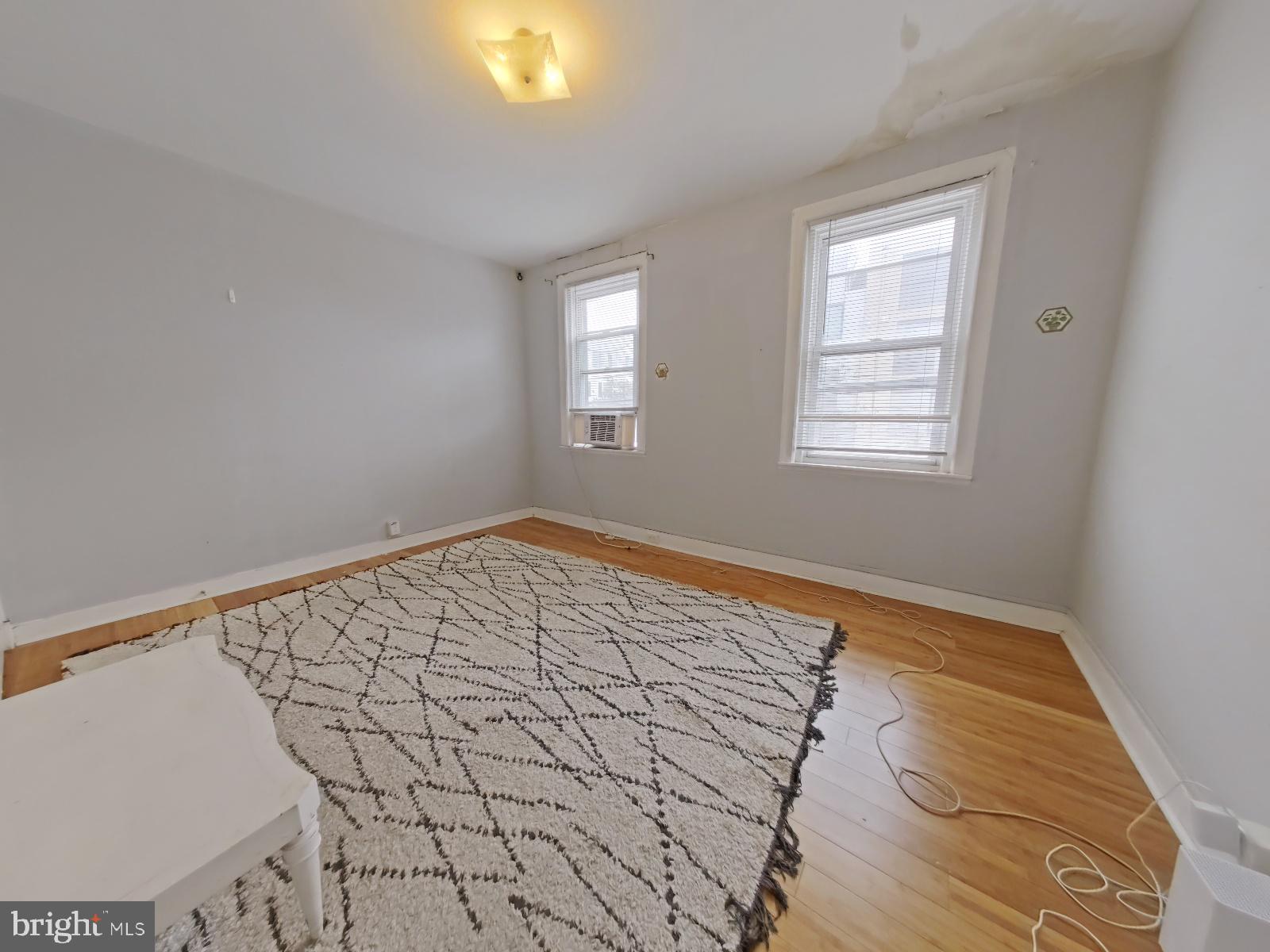 EAST KENSINGTON - Residential