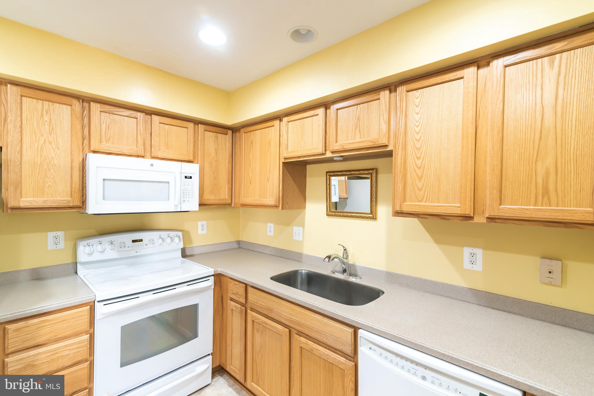 LAKELAND PLACE - Residential Lease