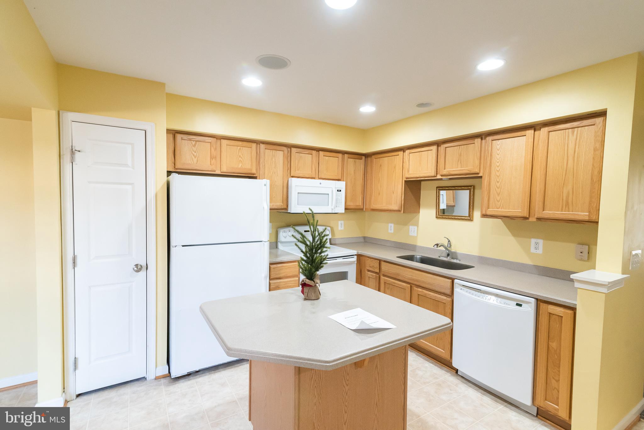 LAKELAND PLACE - Residential Lease