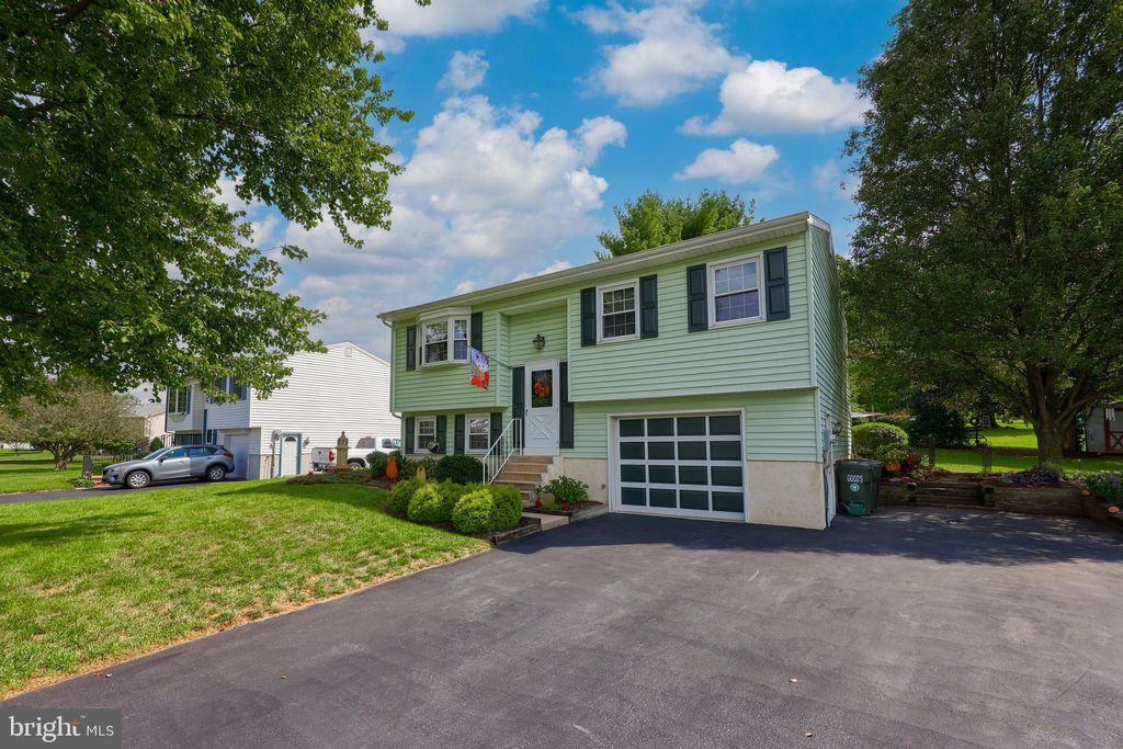 Photo of 100 HERTZOG DR, LEOLA, PA 17540 (MLS # PALA2040862)
