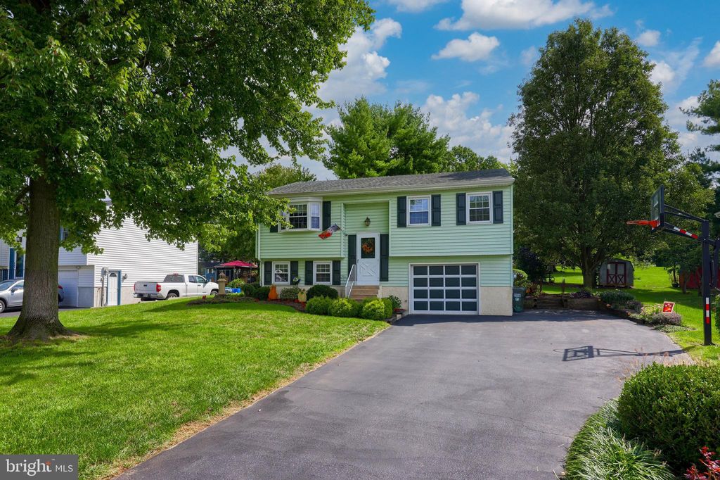 Photo of 100 HERTZOG DR, LEOLA, PA 17540 (MLS # PALA2040862)
