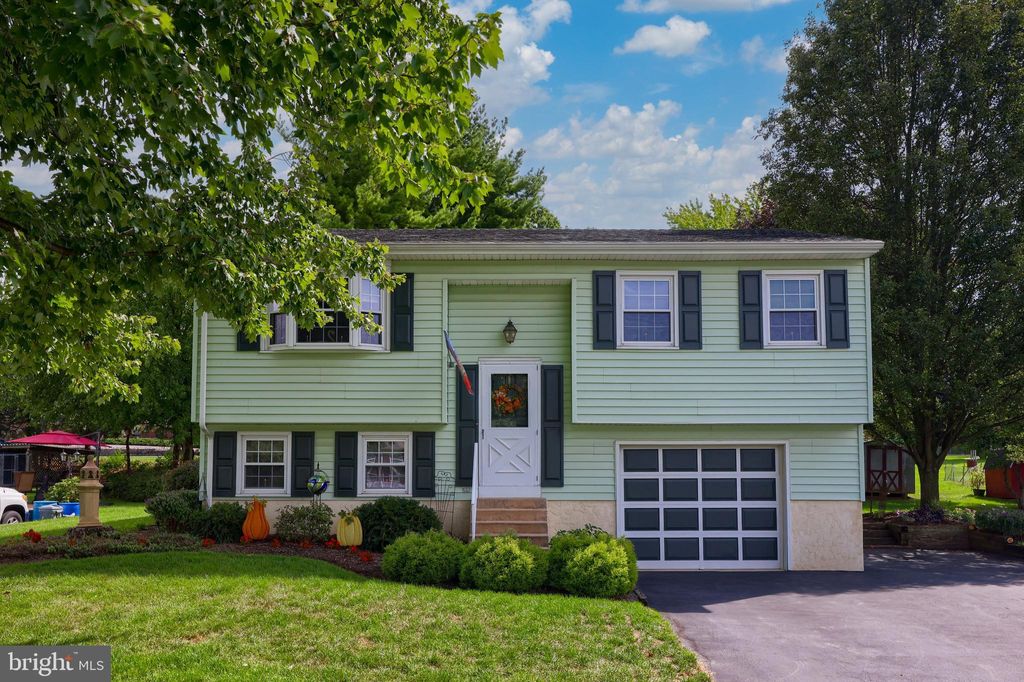 Photo of 100 HERTZOG DR, LEOLA, PA 17540 (MLS # PALA2040862)