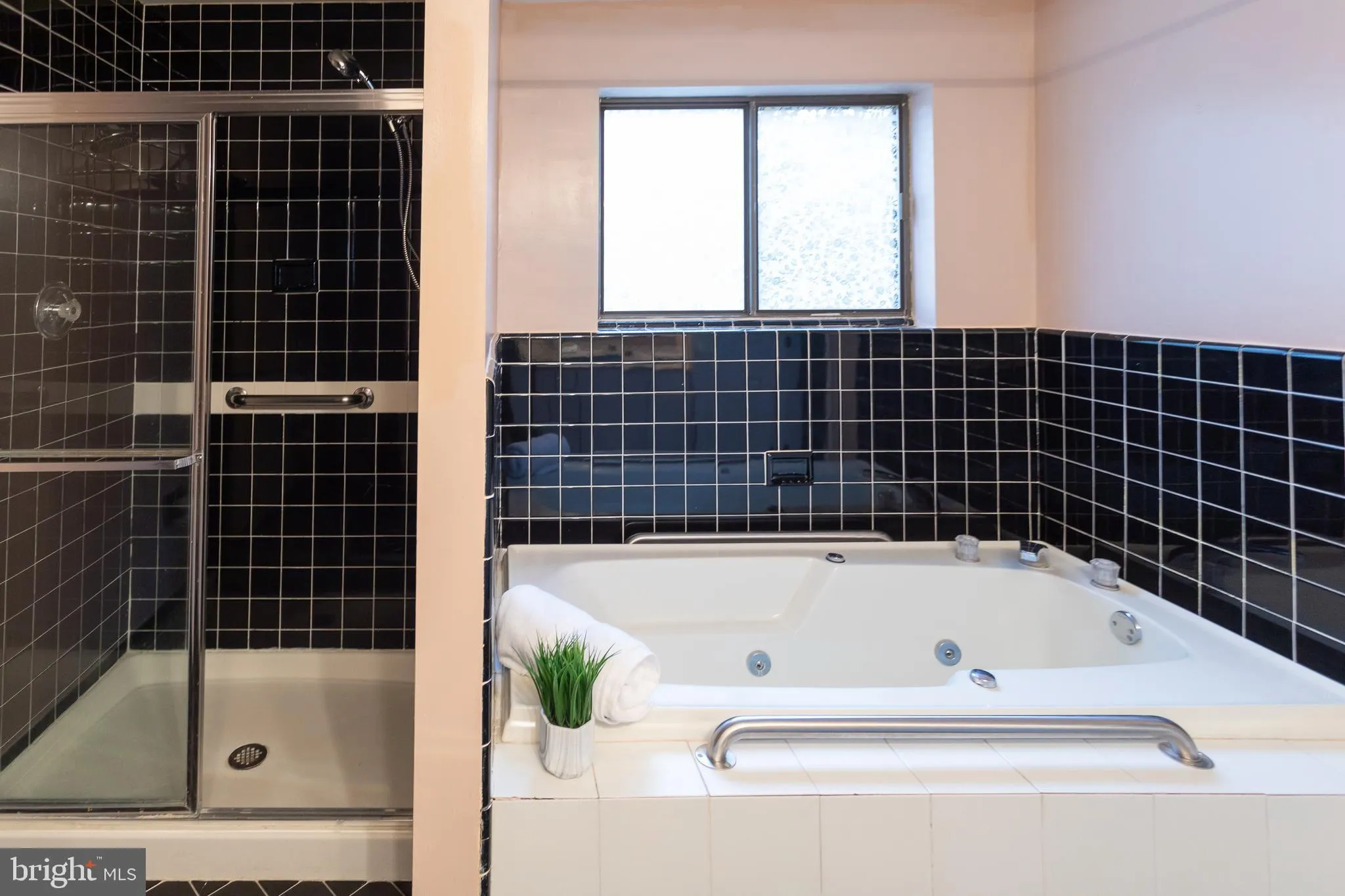 Chesterbrook, Pennsylvania 19087, United States, 5 Bedrooms Bedrooms, ,5 BathroomsBathrooms,Residential,Pending,1924