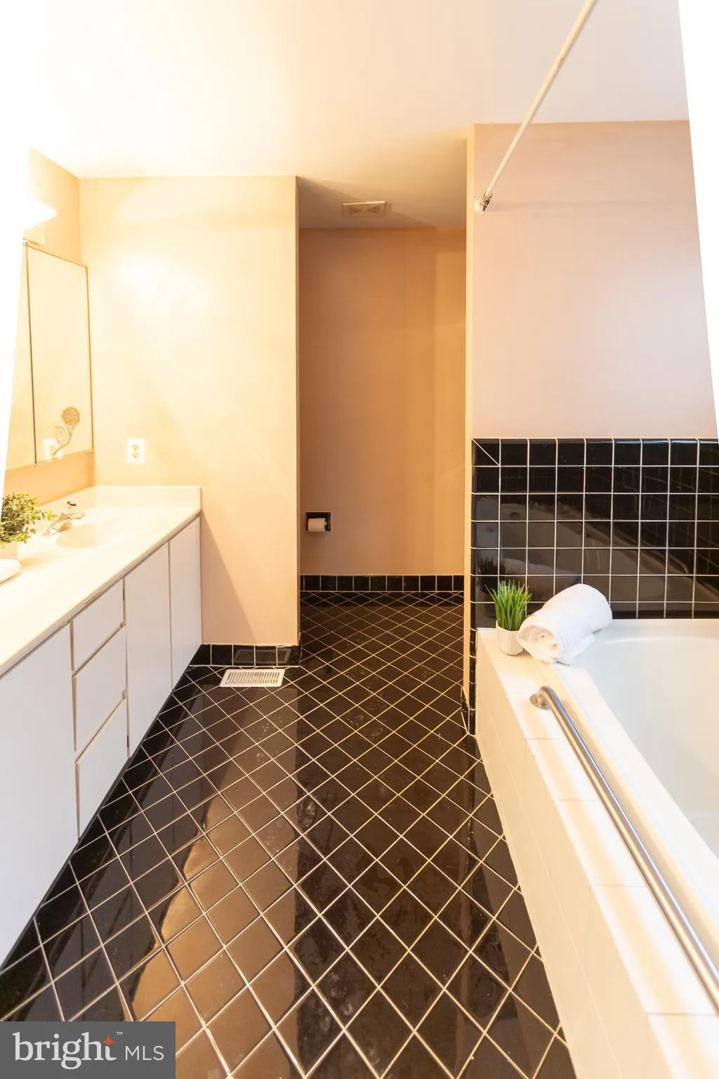 Chesterbrook, Pennsylvania 19087, United States, 5 Bedrooms Bedrooms, ,5 BathroomsBathrooms,Residential,Pending,1924