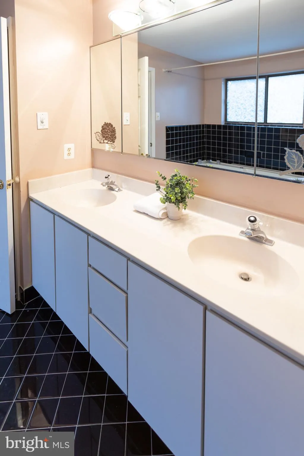 Chesterbrook, Pennsylvania 19087, United States, 5 Bedrooms Bedrooms, ,5 BathroomsBathrooms,Residential,Pending,1924