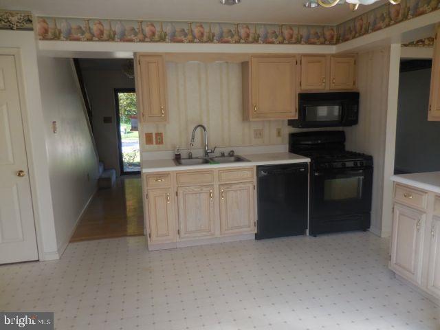 COLONIAL HILLS - Residential