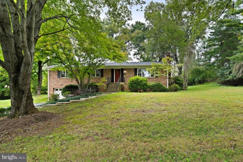 Photo of 9908 Minburn Street, GREAT FALLS, VA 22066 (MLS # VAFX2343840)
