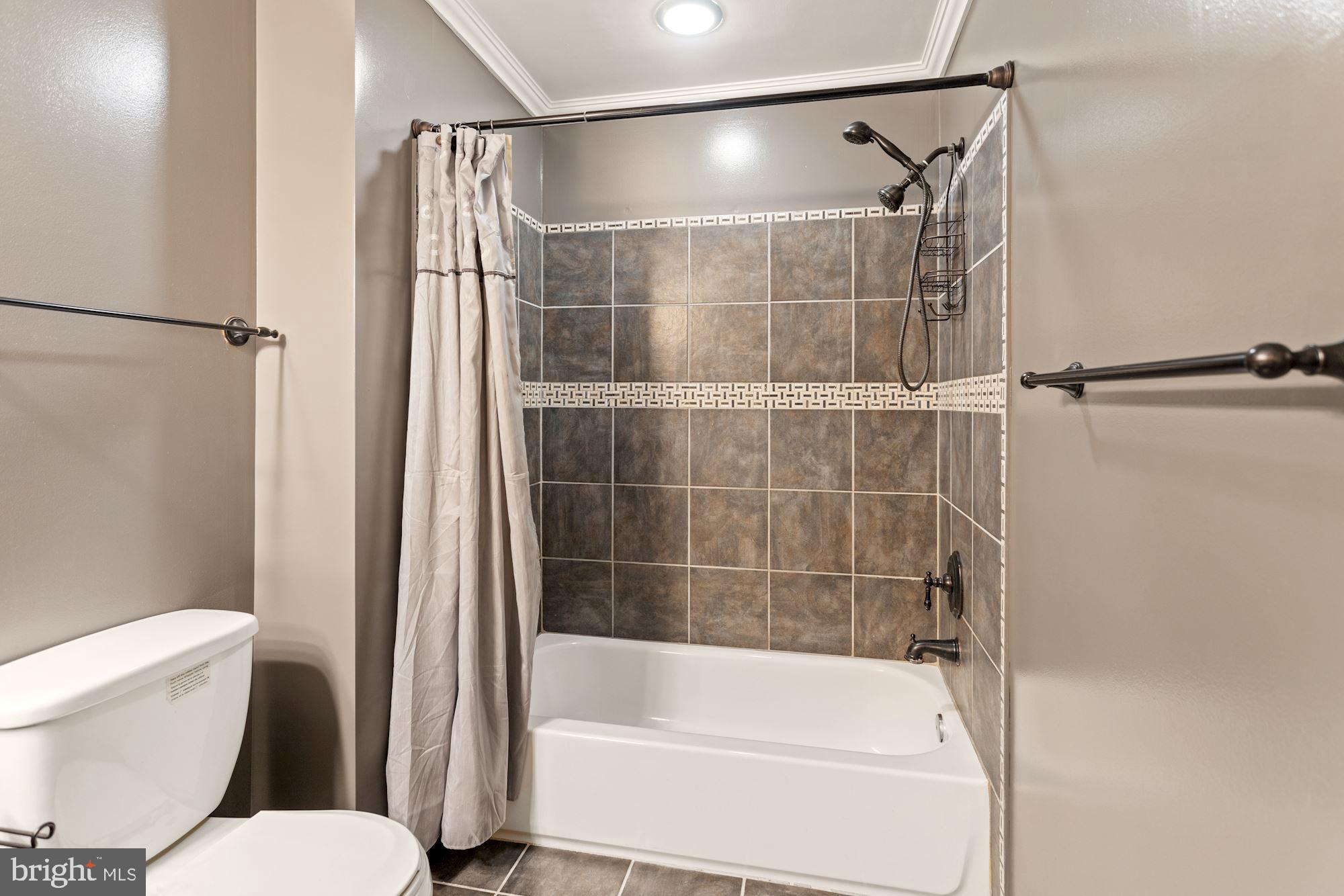 LAUREL LAKES - Residential Lease