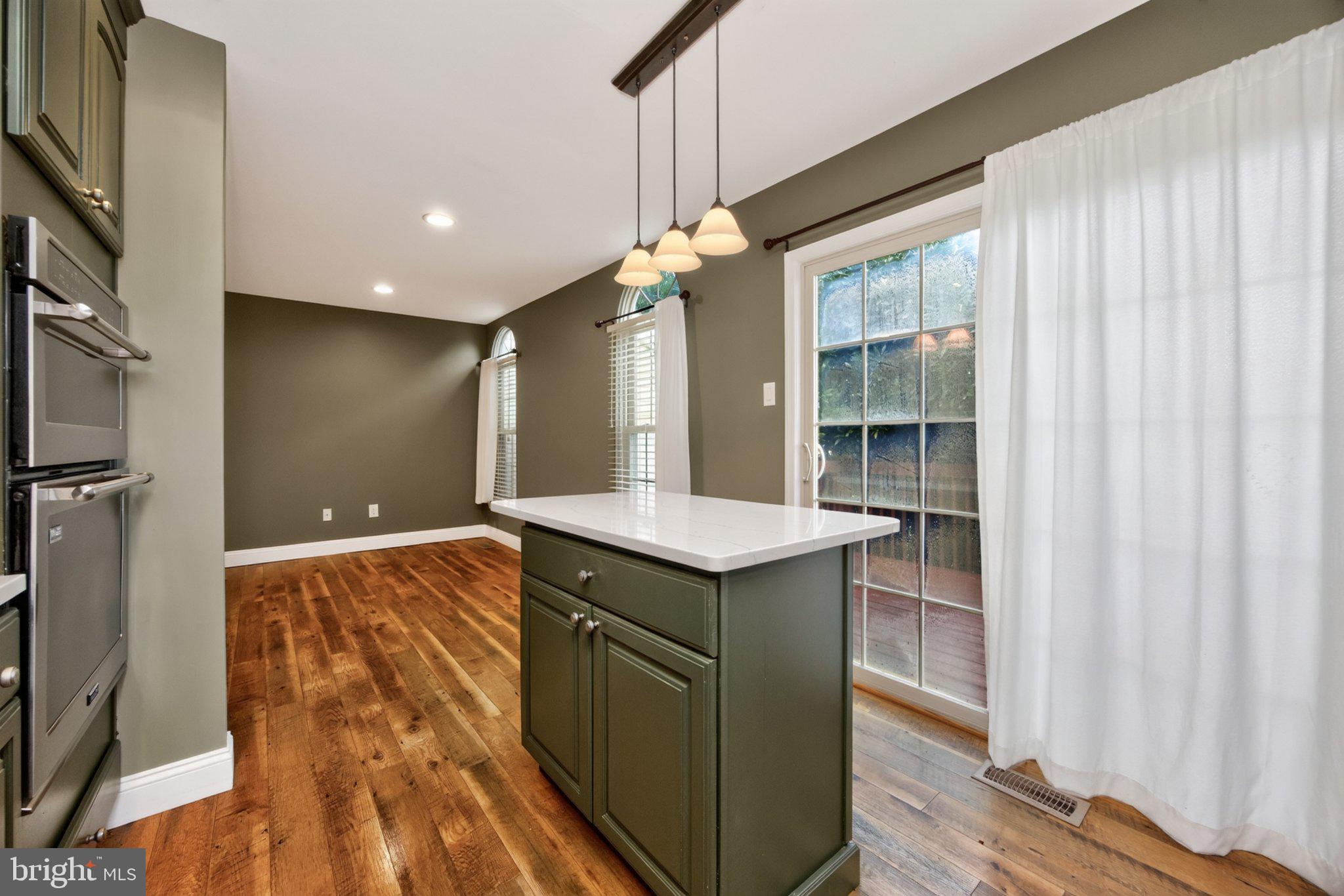 2407 CARRIAGE LANE