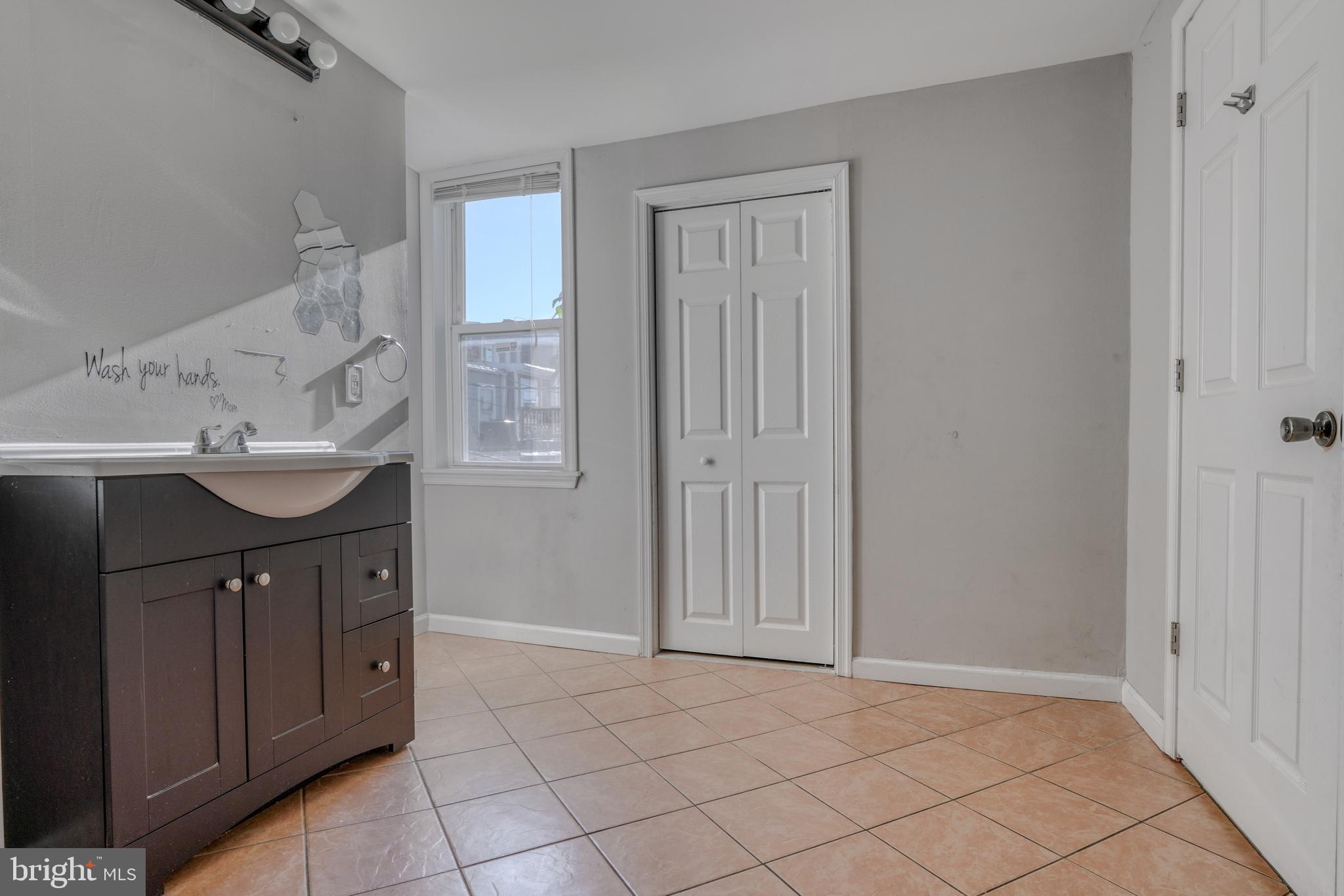 HOLLINS MARKET - Residential