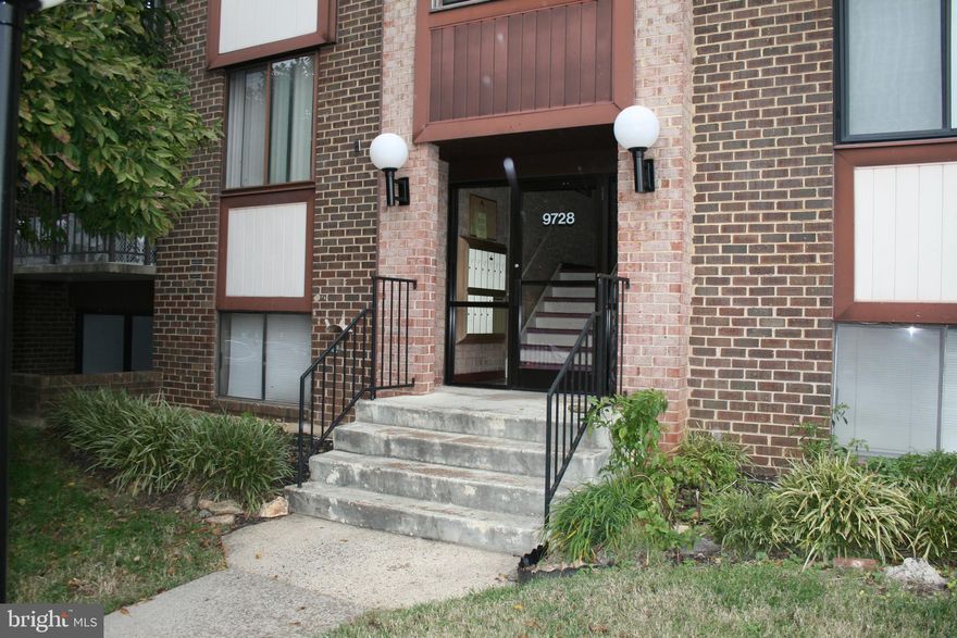 Light Filled, Top floor condo. Washer/Drier in the unit. Minutes from Rt. 66/50 and 1.6 miles Vienna Metro.  Sliding Glass door opens to large Balcony off Living ROOM, Separate Dining Room. Ample PARKING. Pet Friendly neighborhood with plenty of walking paths. Oakton HS. Owner related to agent. Available June 1st.