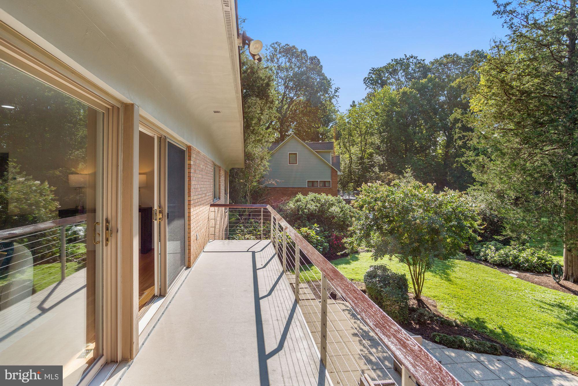 LAKE BARCROFT - Residential