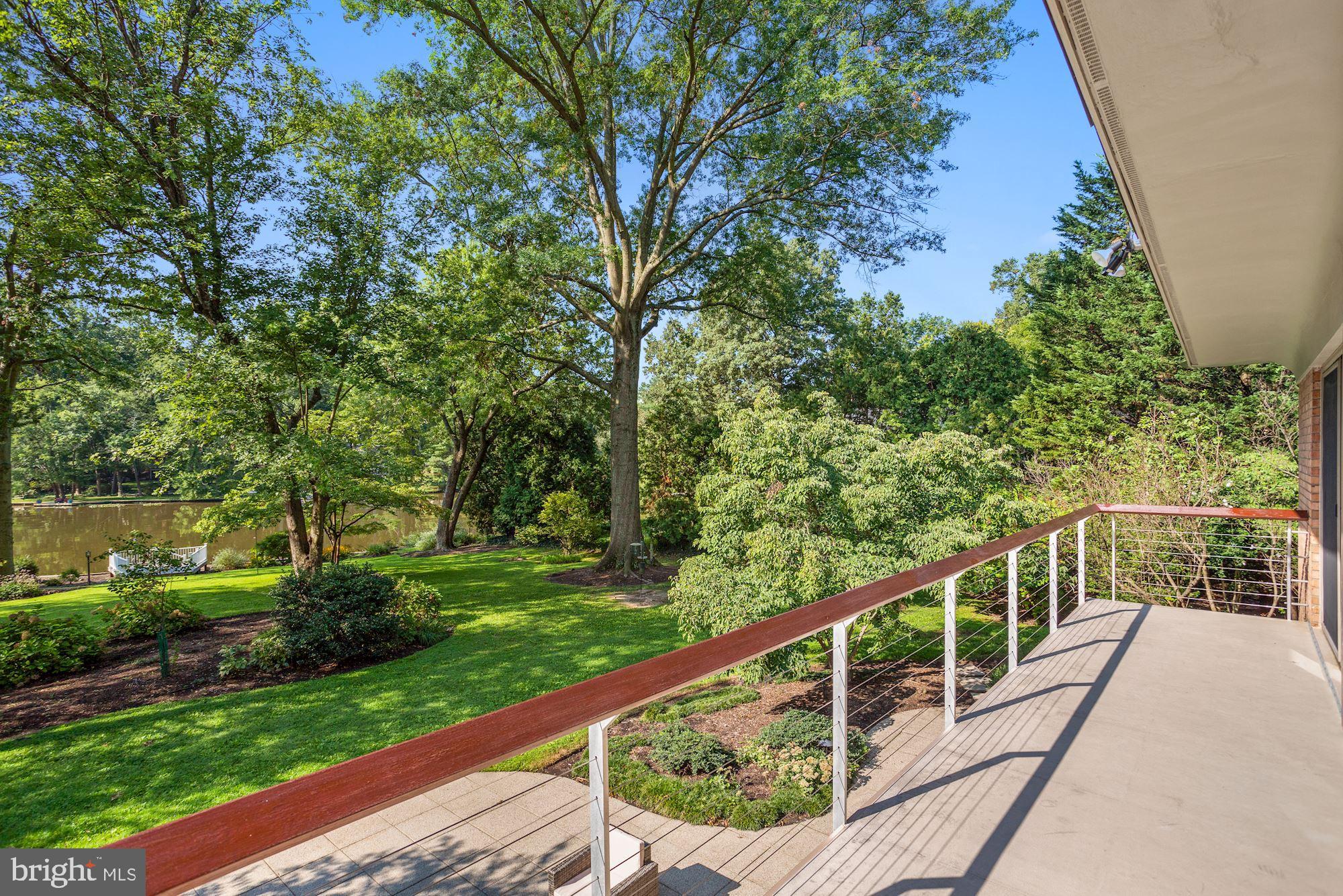 LAKE BARCROFT - Residential