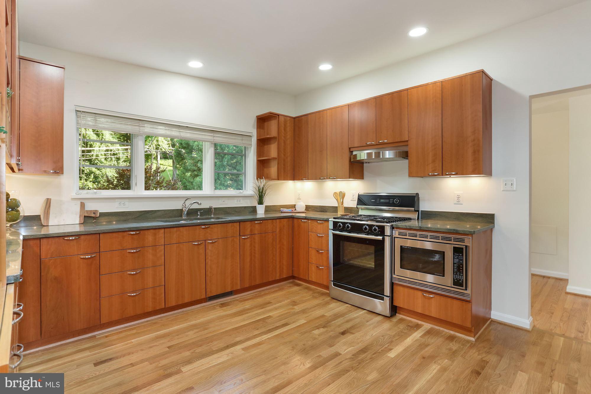 LAKE BARCROFT - Residential