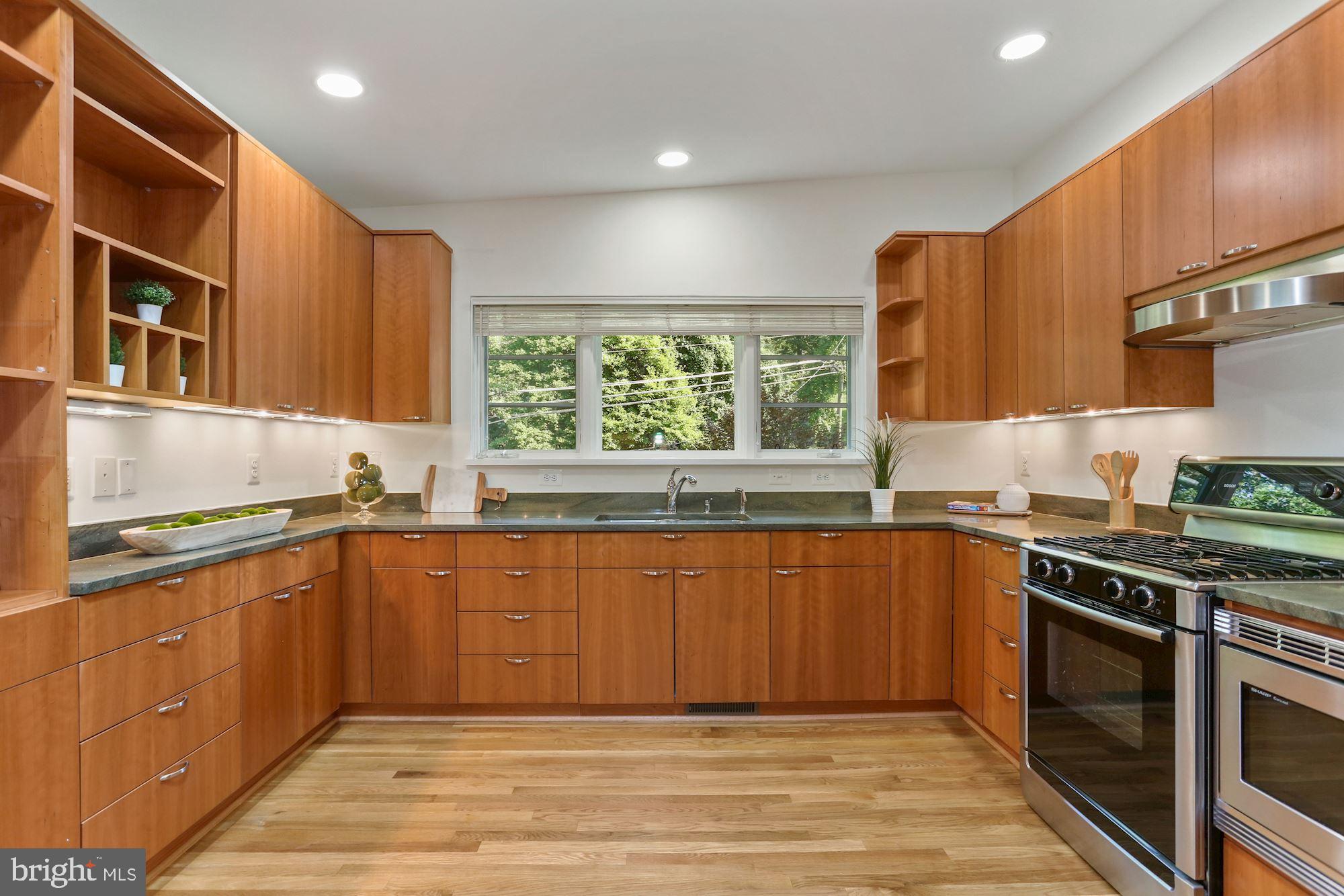 LAKE BARCROFT - Residential