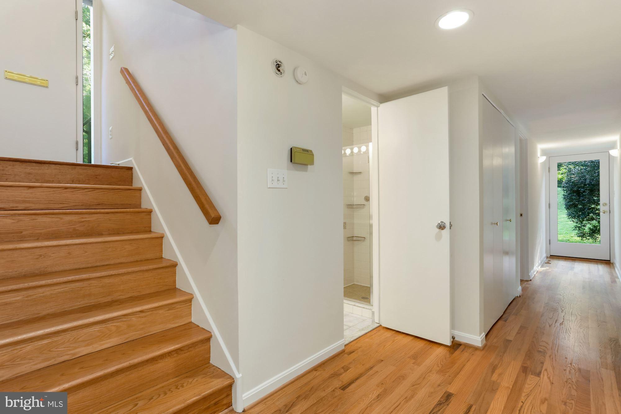 LAKE BARCROFT - Residential