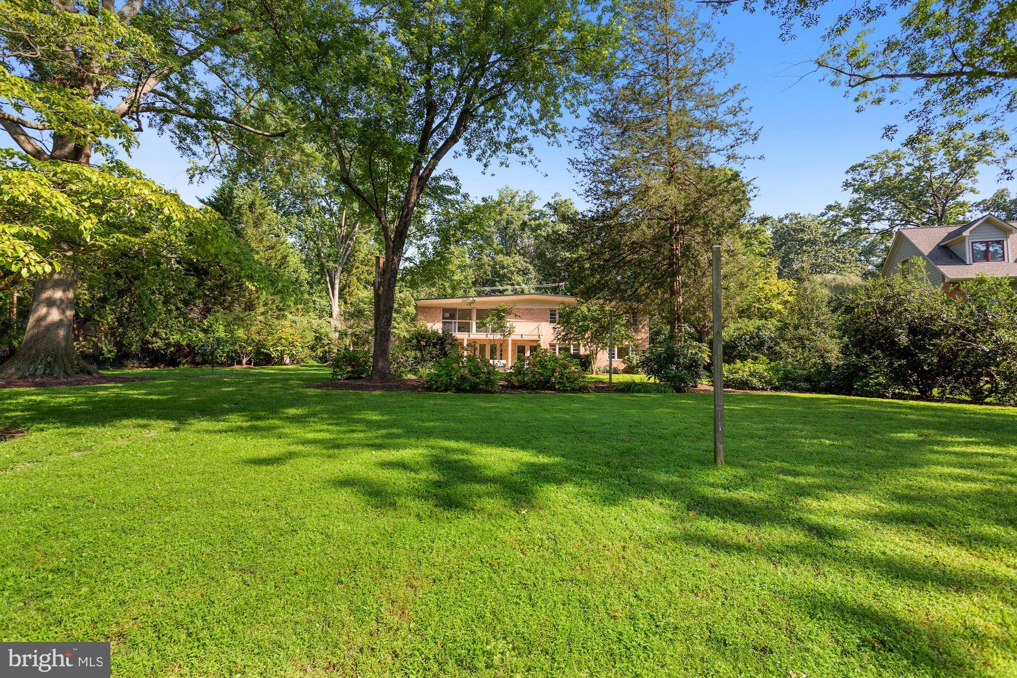 LAKE BARCROFT - Residential