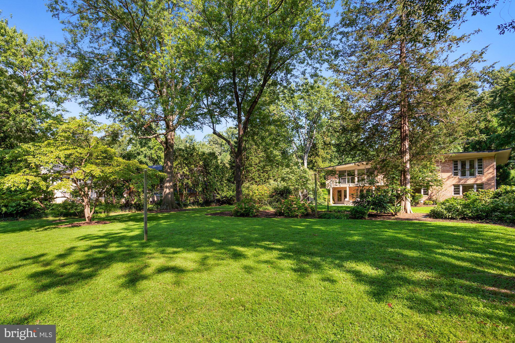 LAKE BARCROFT - Residential