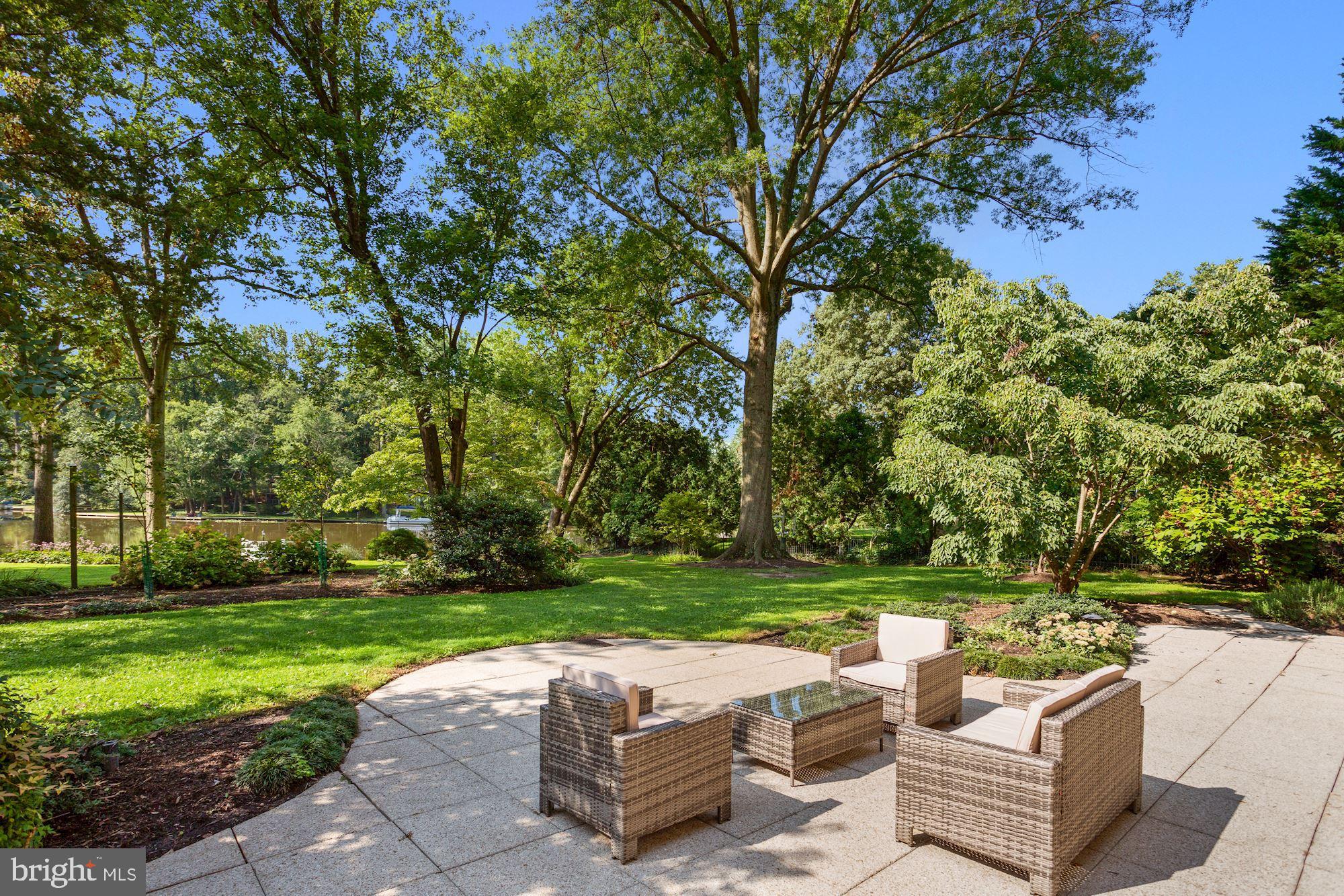 LAKE BARCROFT - Residential