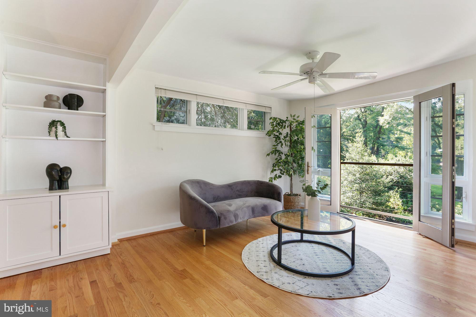 LAKE BARCROFT - Residential