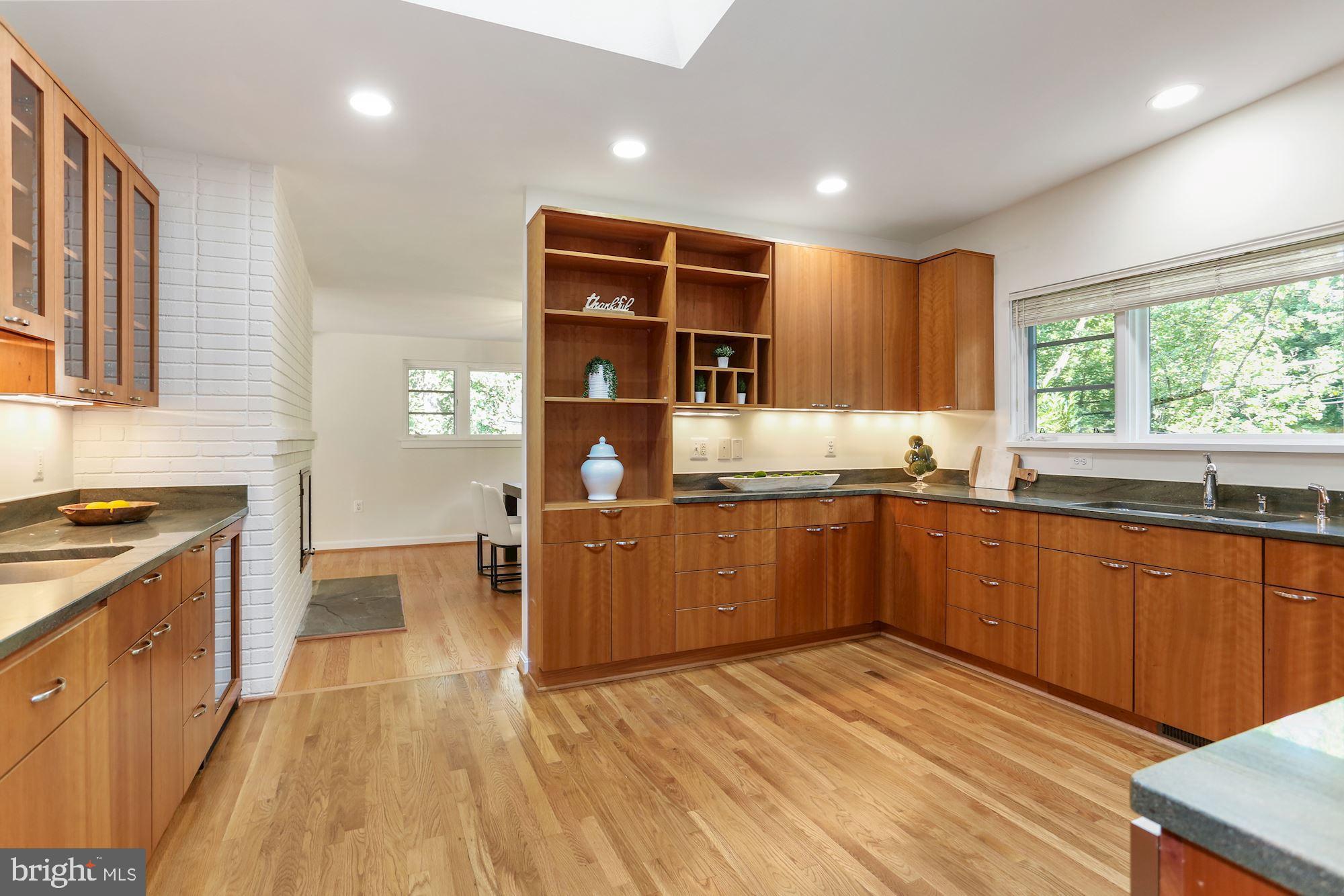 LAKE BARCROFT - Residential