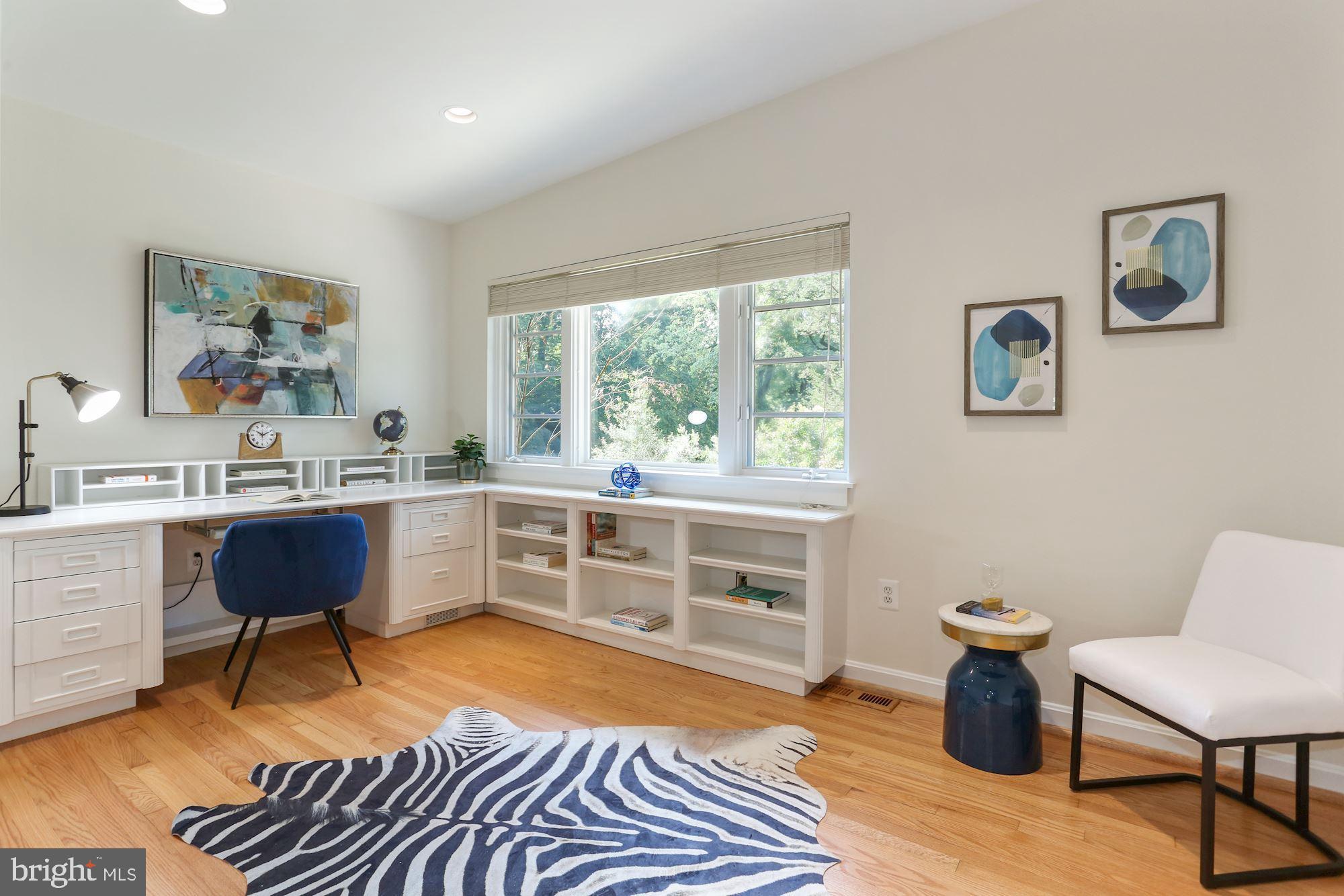 LAKE BARCROFT - Residential