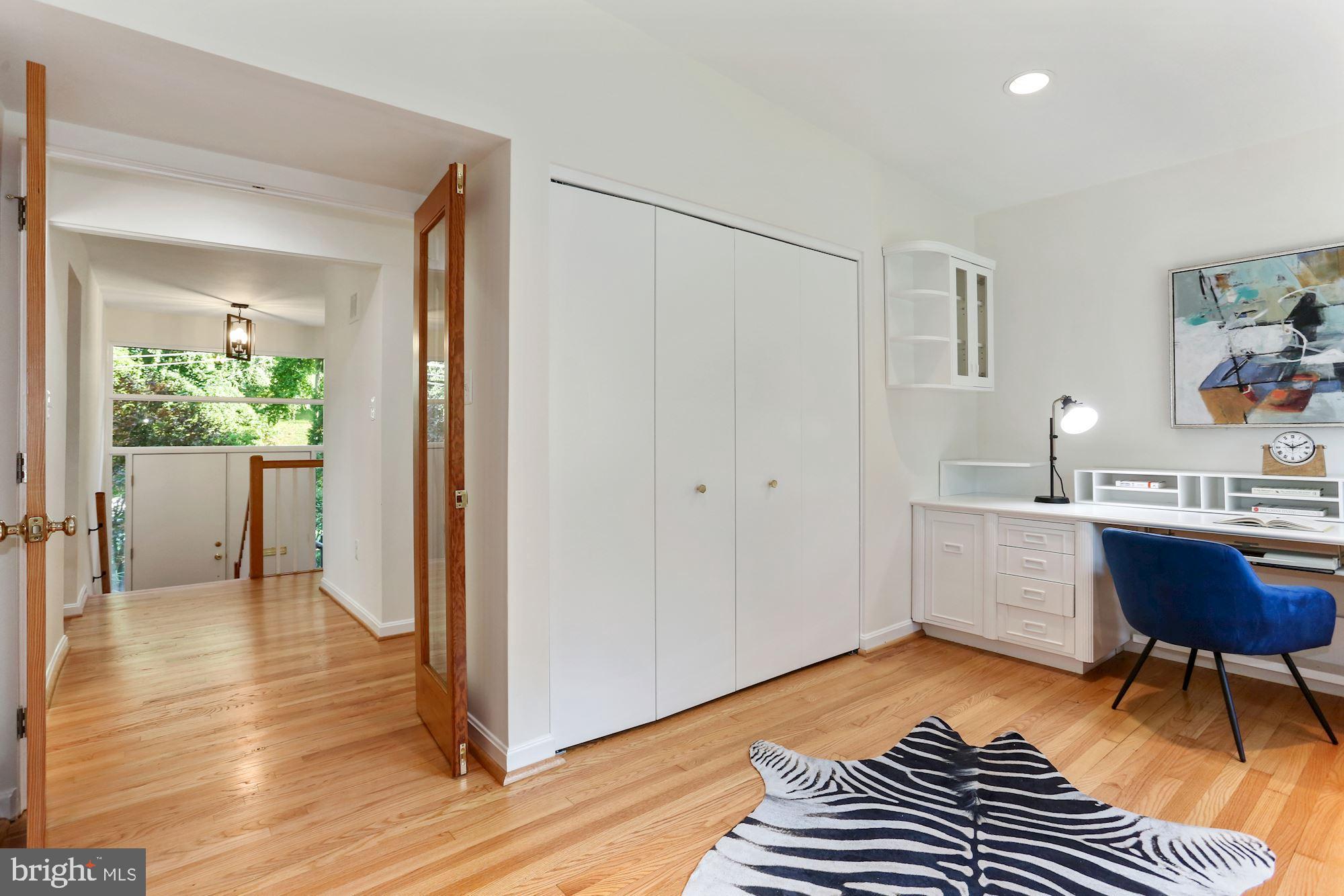 LAKE BARCROFT - Residential