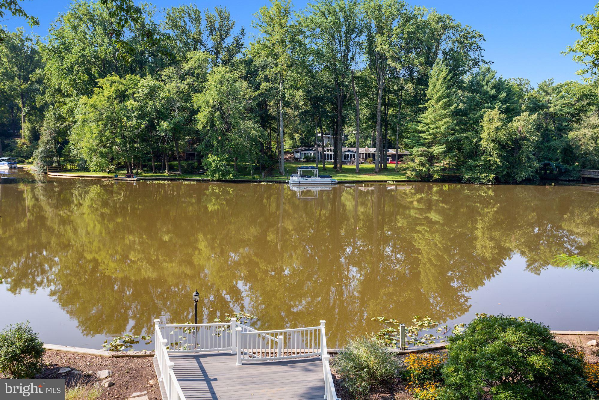LAKE BARCROFT - Residential