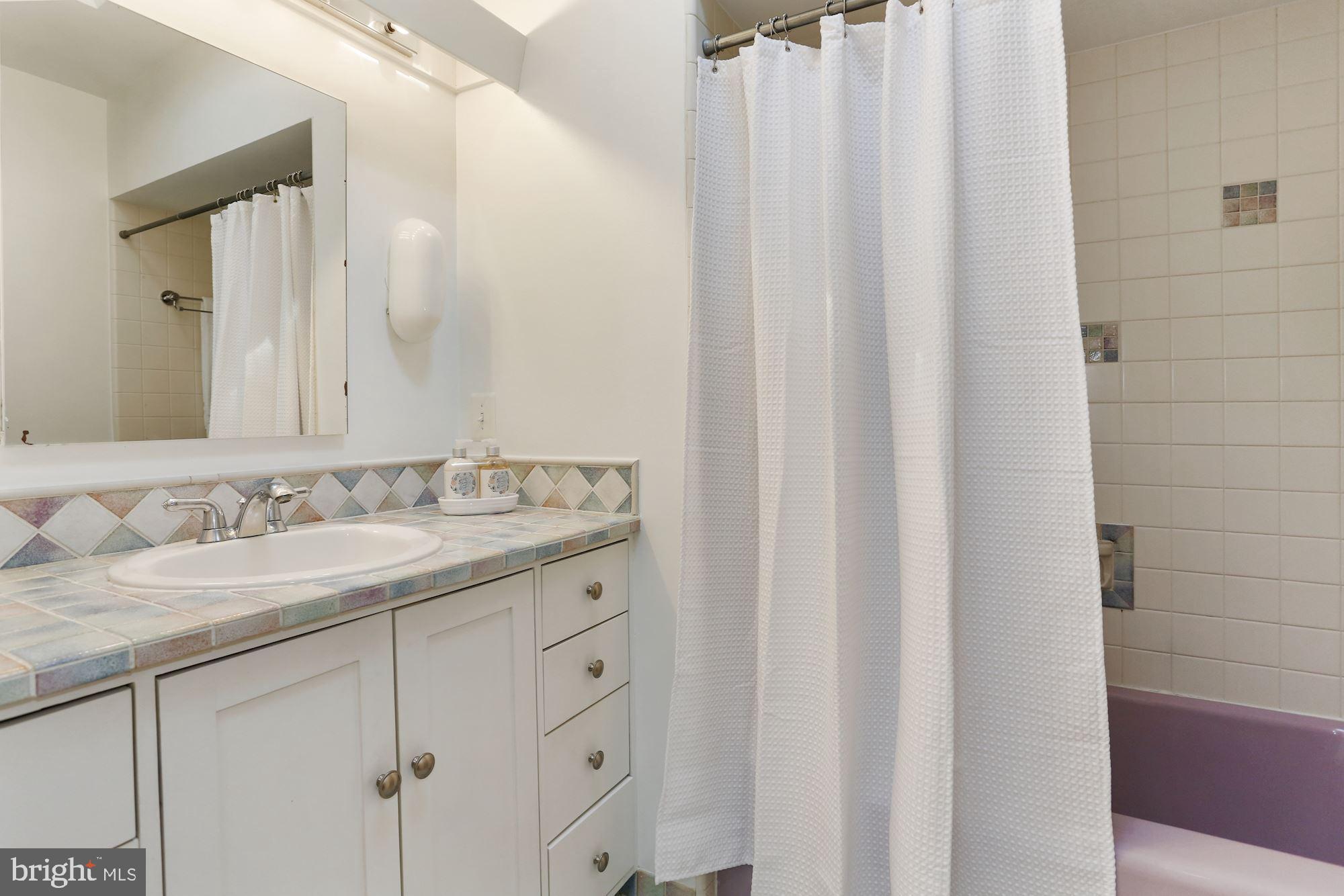 LAKE BARCROFT - Residential