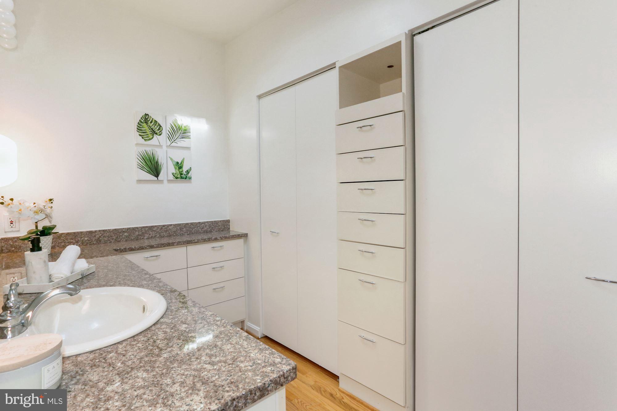 LAKE BARCROFT - Residential