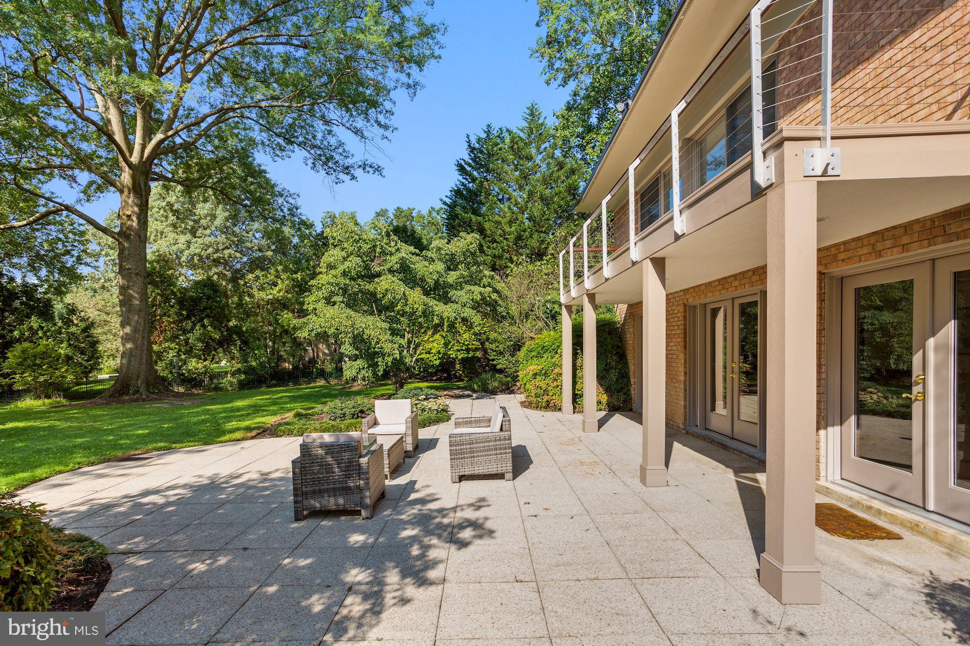 LAKE BARCROFT - Residential