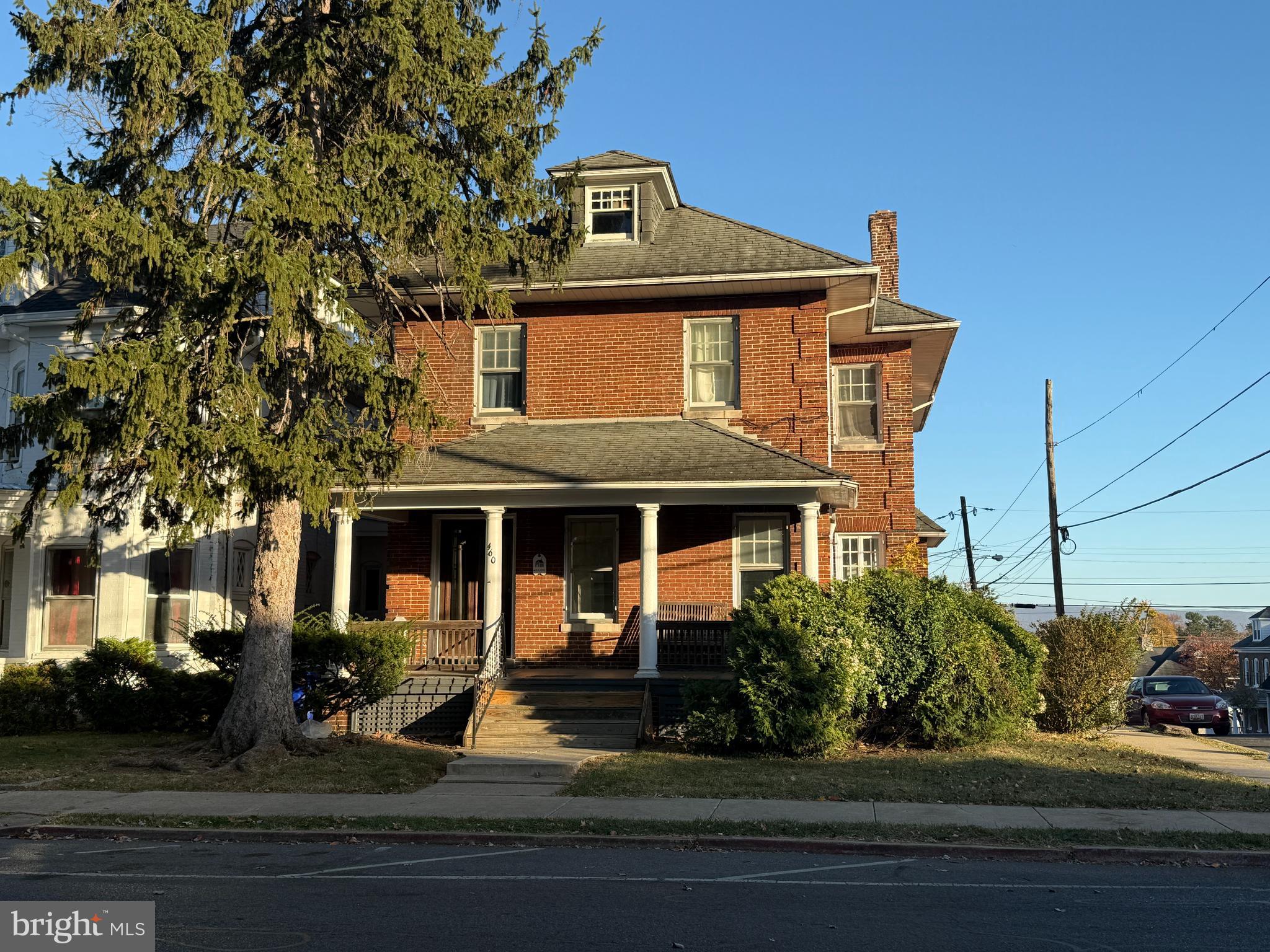 Main image without alt text