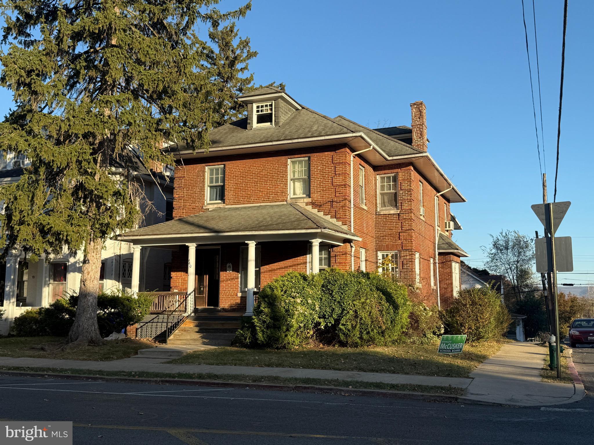 Main image without alt text