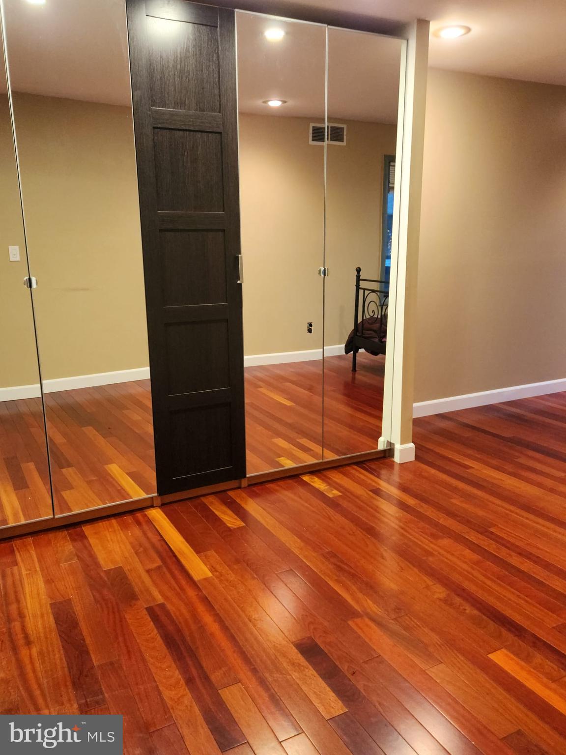 CHRISTOPHER COURT - Residential